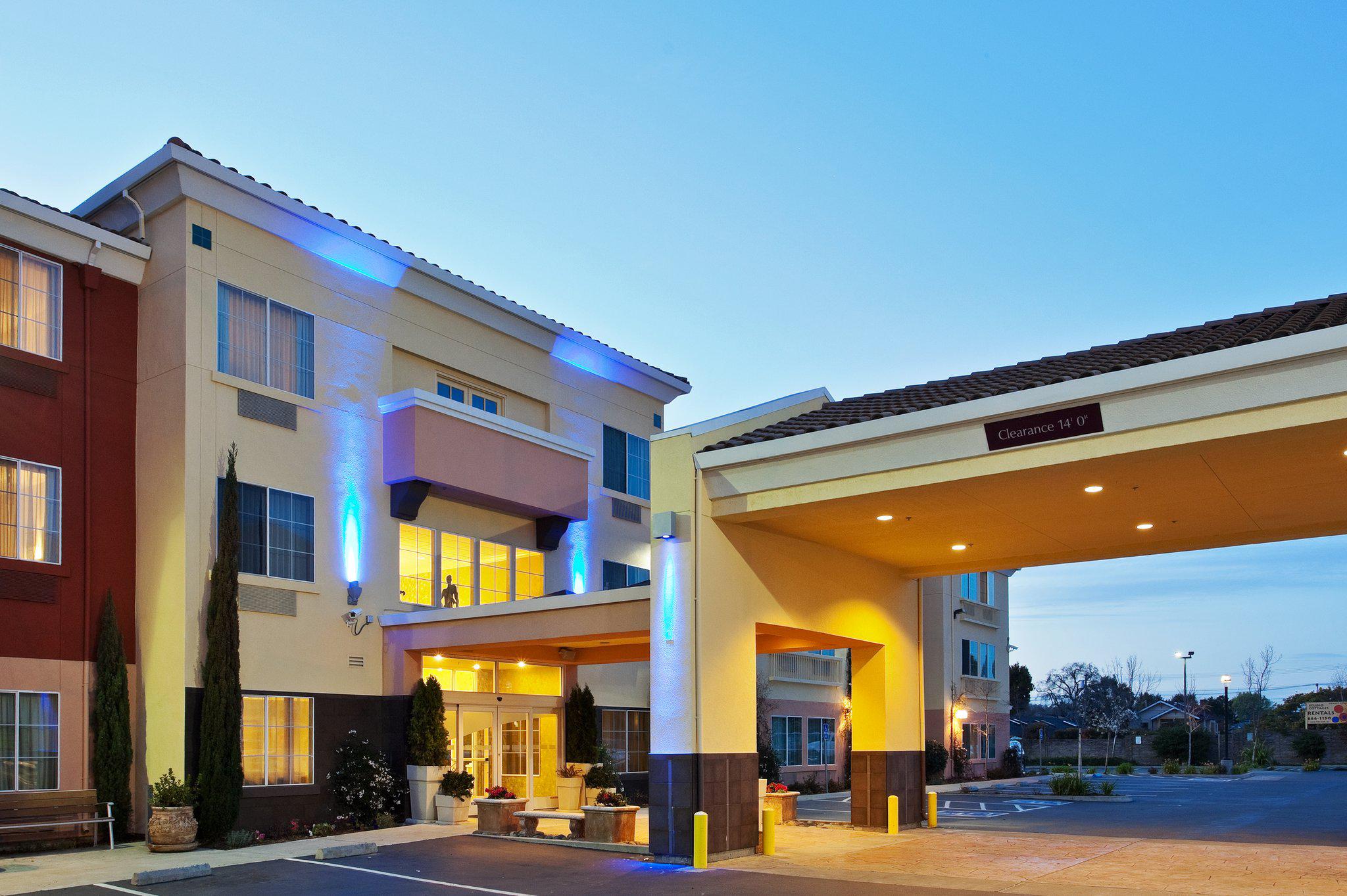 Holiday Inn Express & Suites Berkeley Photo