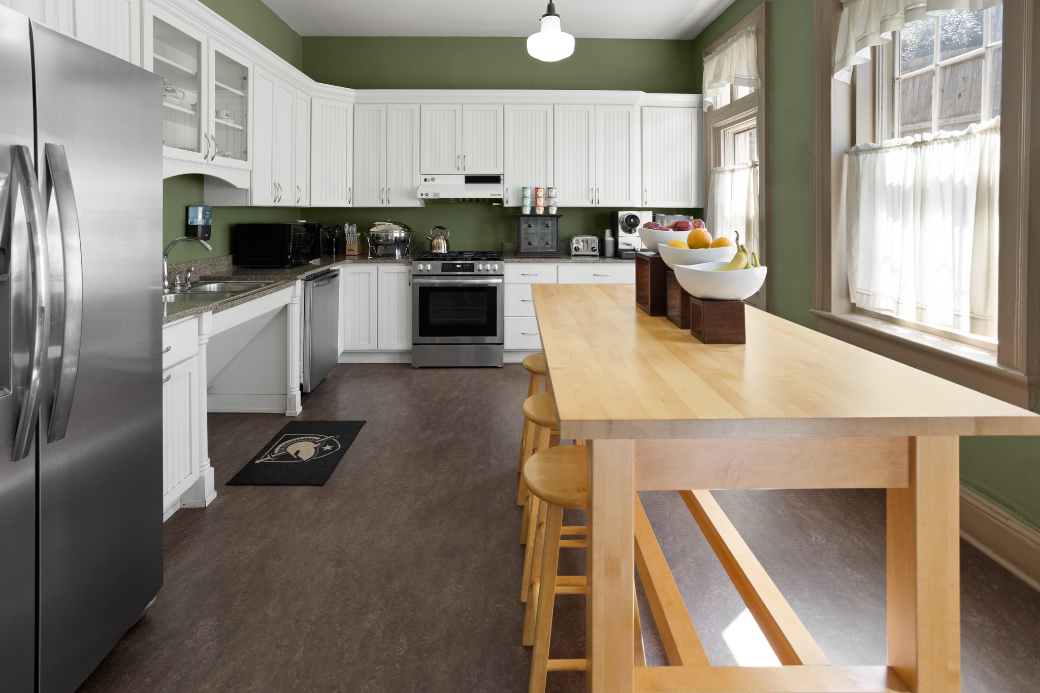 IHG Army Hotels Beat Navy House - Historia Image