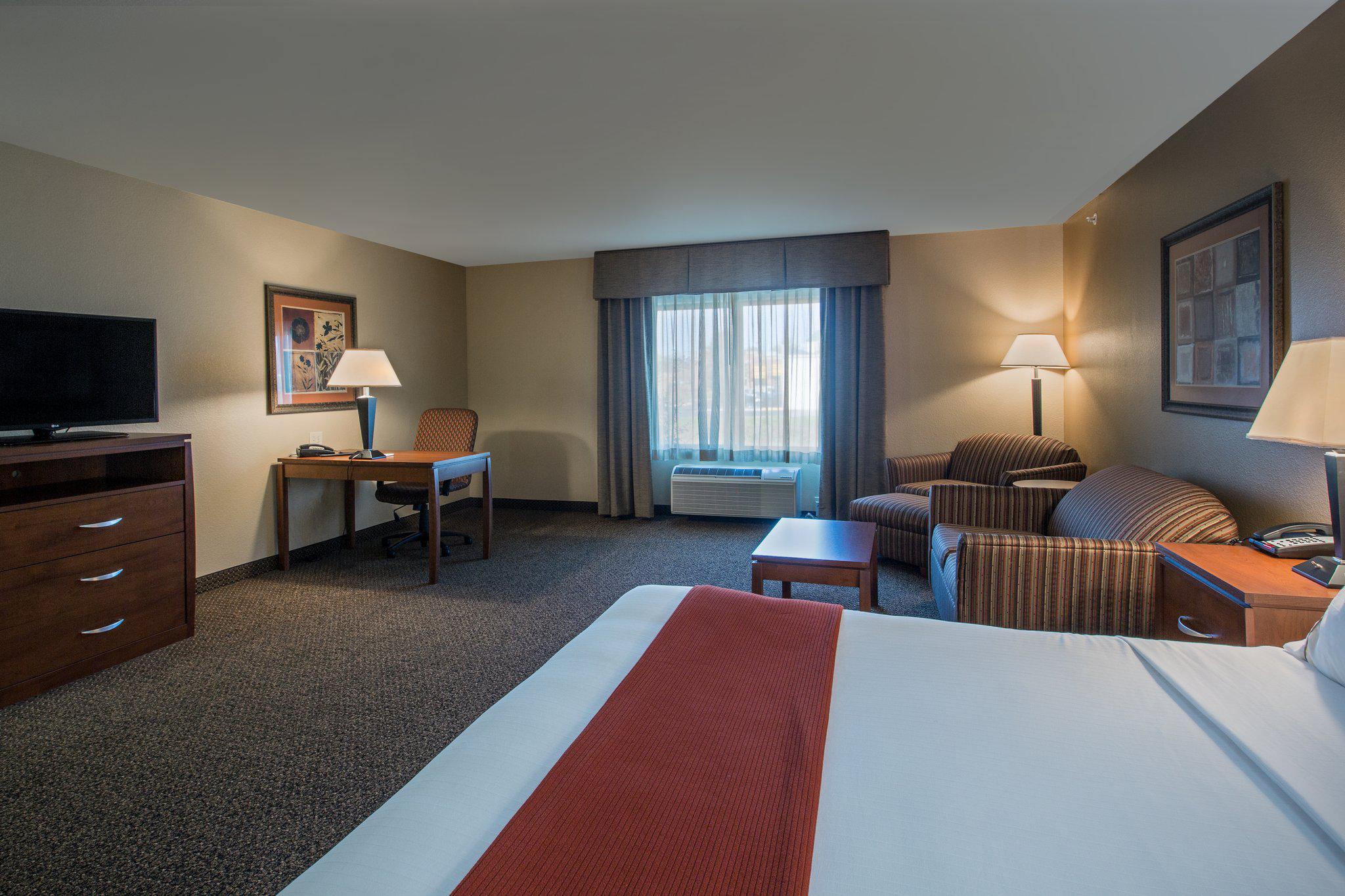 Holiday Inn Express & Suites Lewisburg Photo