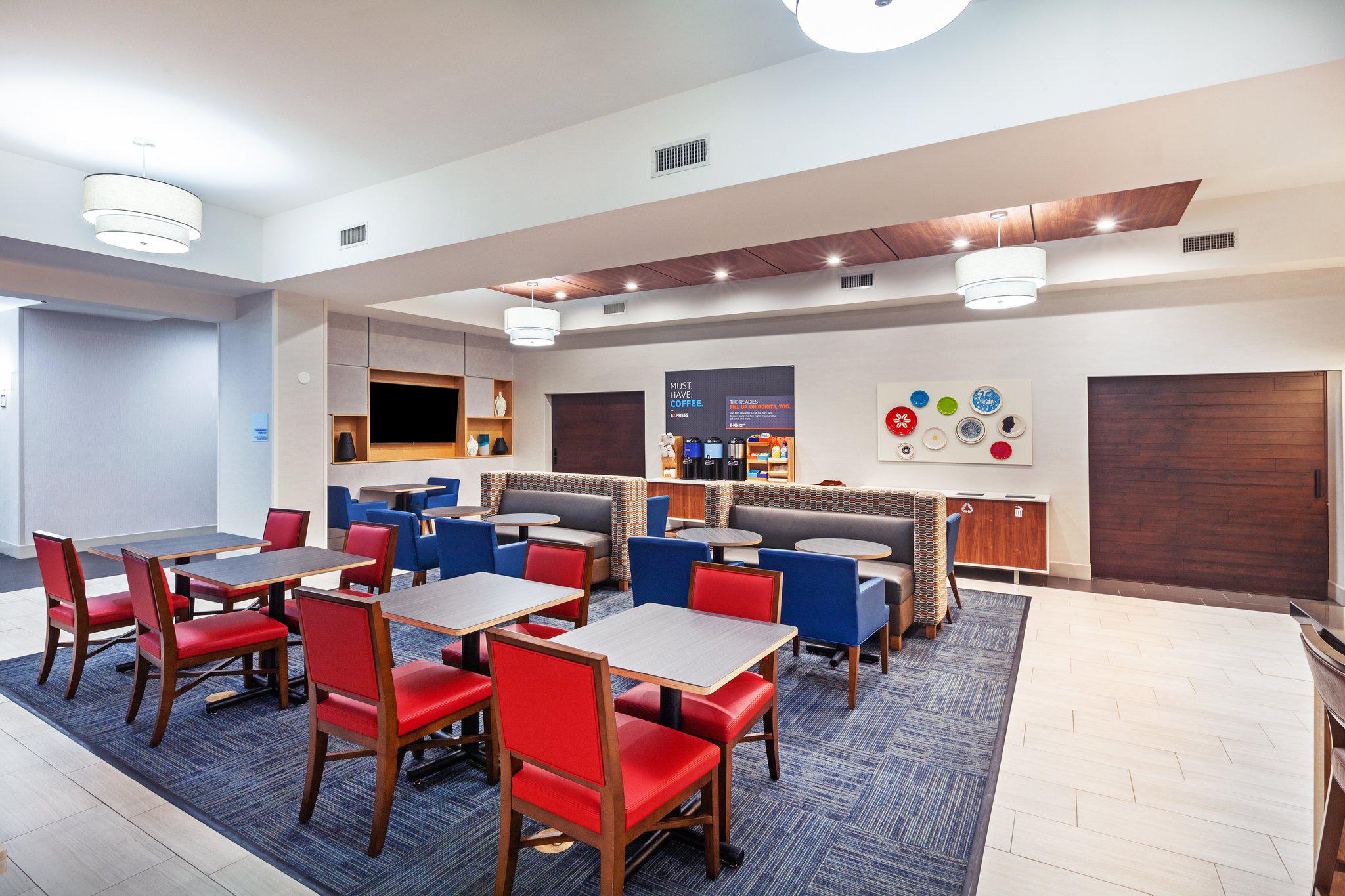 Holiday Inn Express & Suites Port Arthur Central-Mall Area Photo