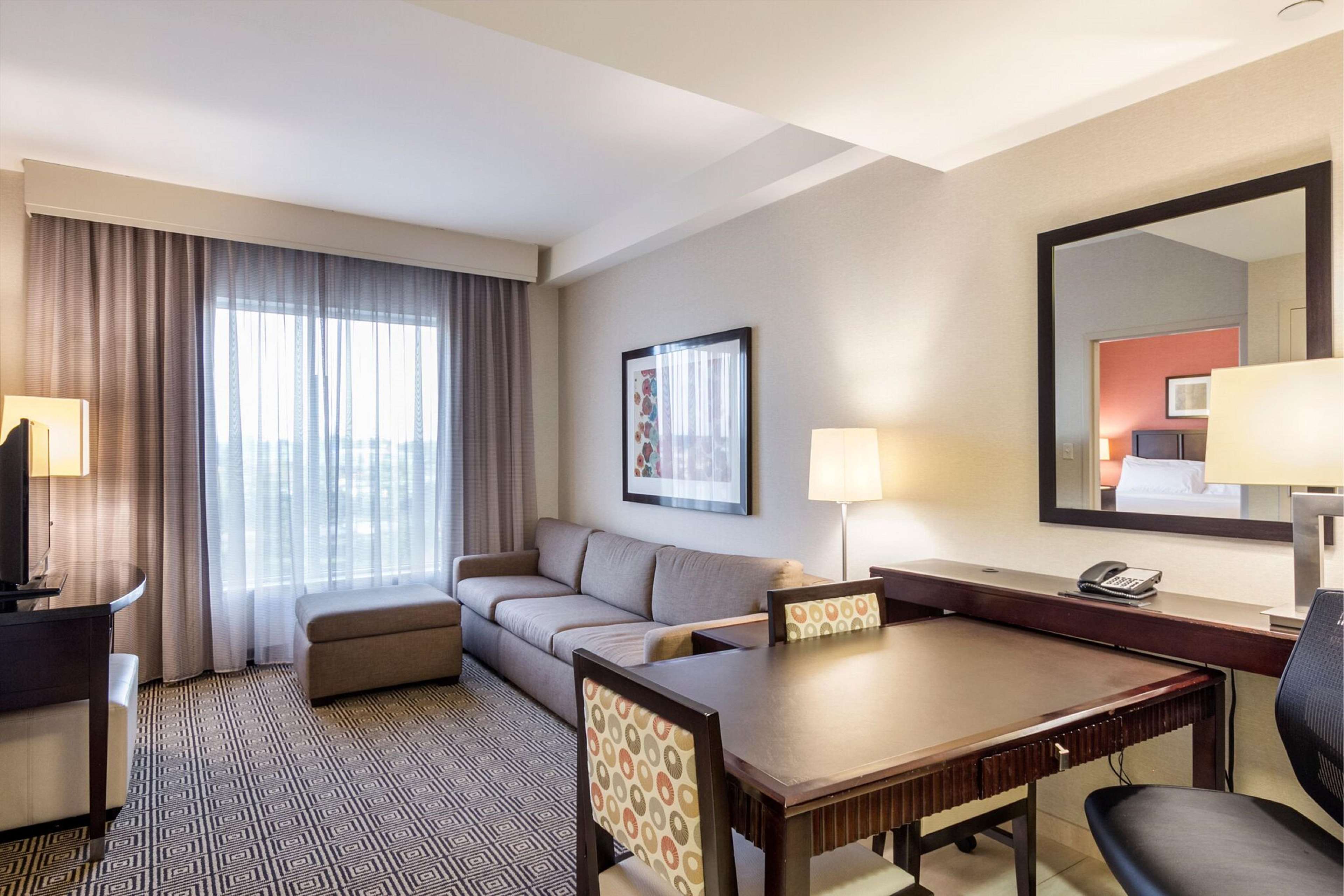 Embassy Suites by Hilton Newark Airport Photo