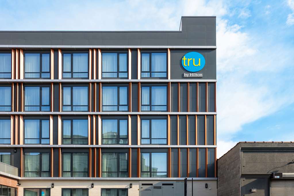 Tru by Hilton Brooklyn Logo