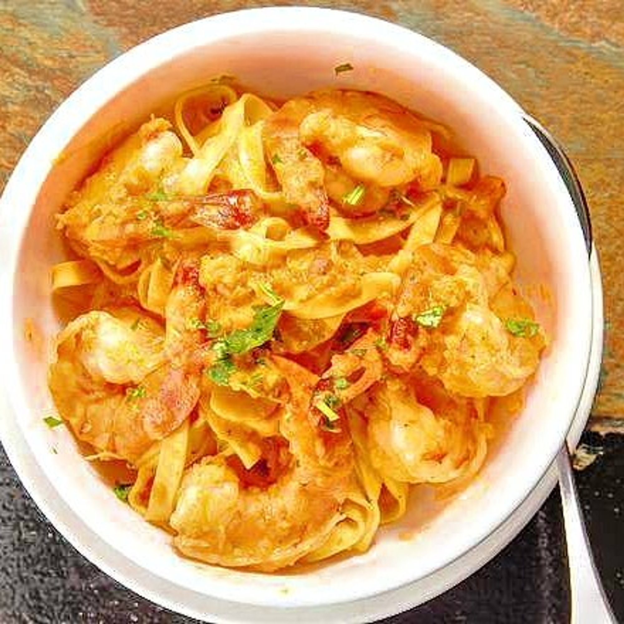 Fettuccini Con Langostinos Argentinos en Salsa Rosa O Blanca O Roja