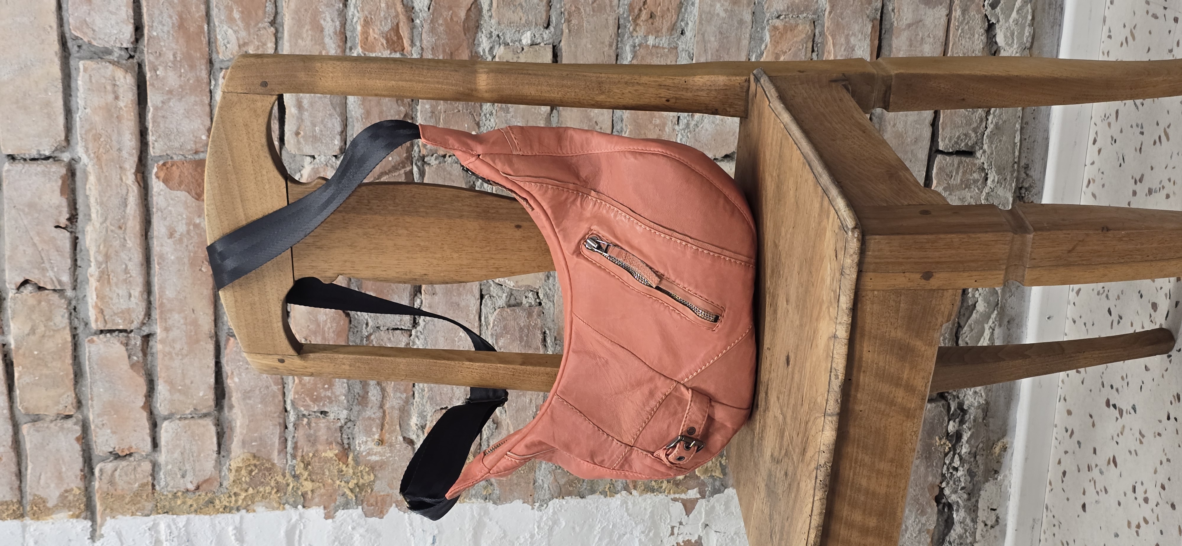 Upcycling-Umhängetasche aus Lederjacke