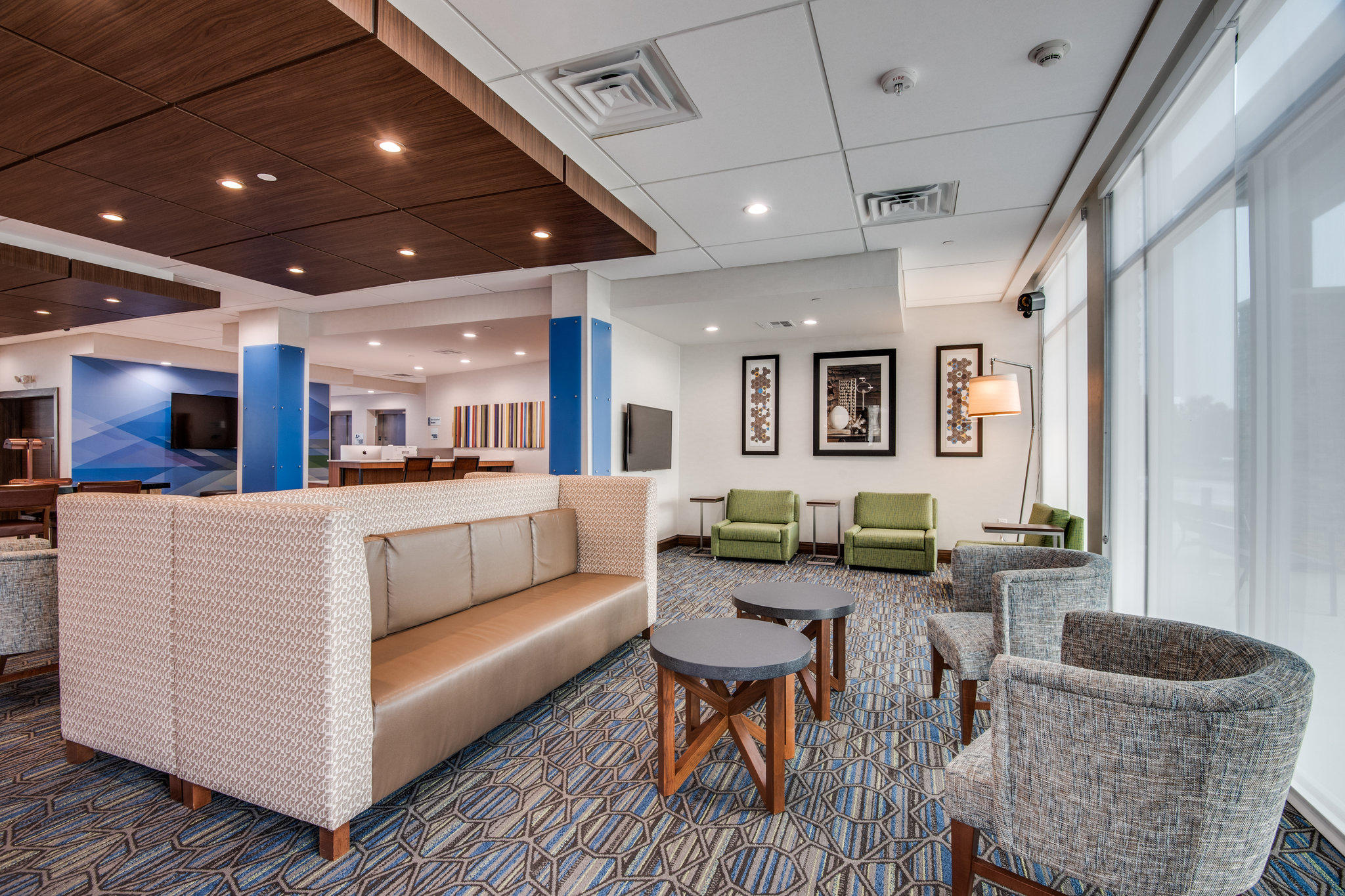 Holiday Inn Express & Suites Dallas North - Addison Photo