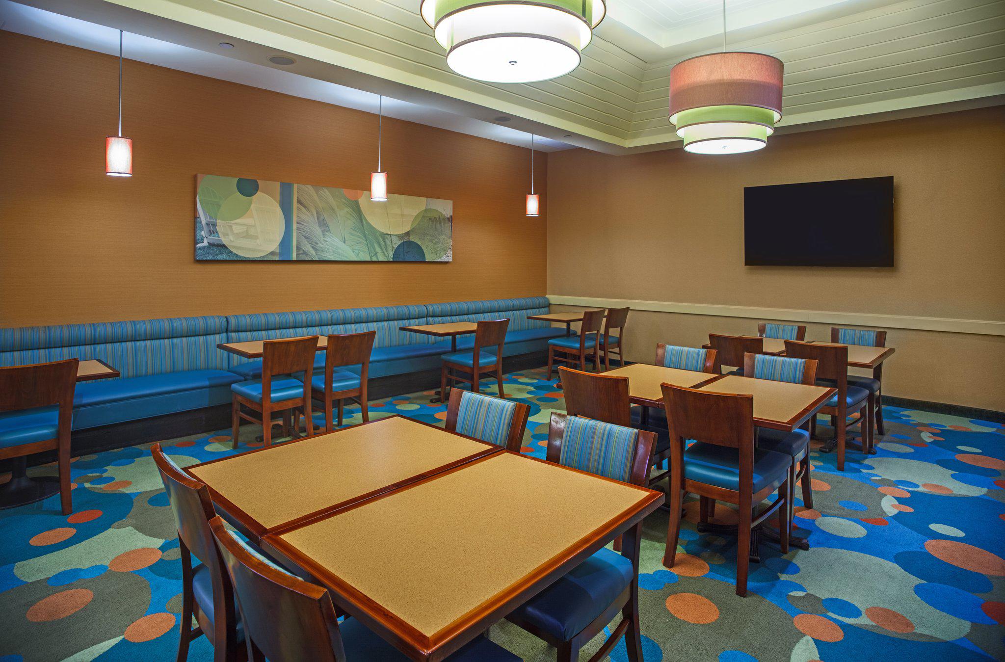 Holiday Inn Express & Suites VA Beach Oceanfront Photo