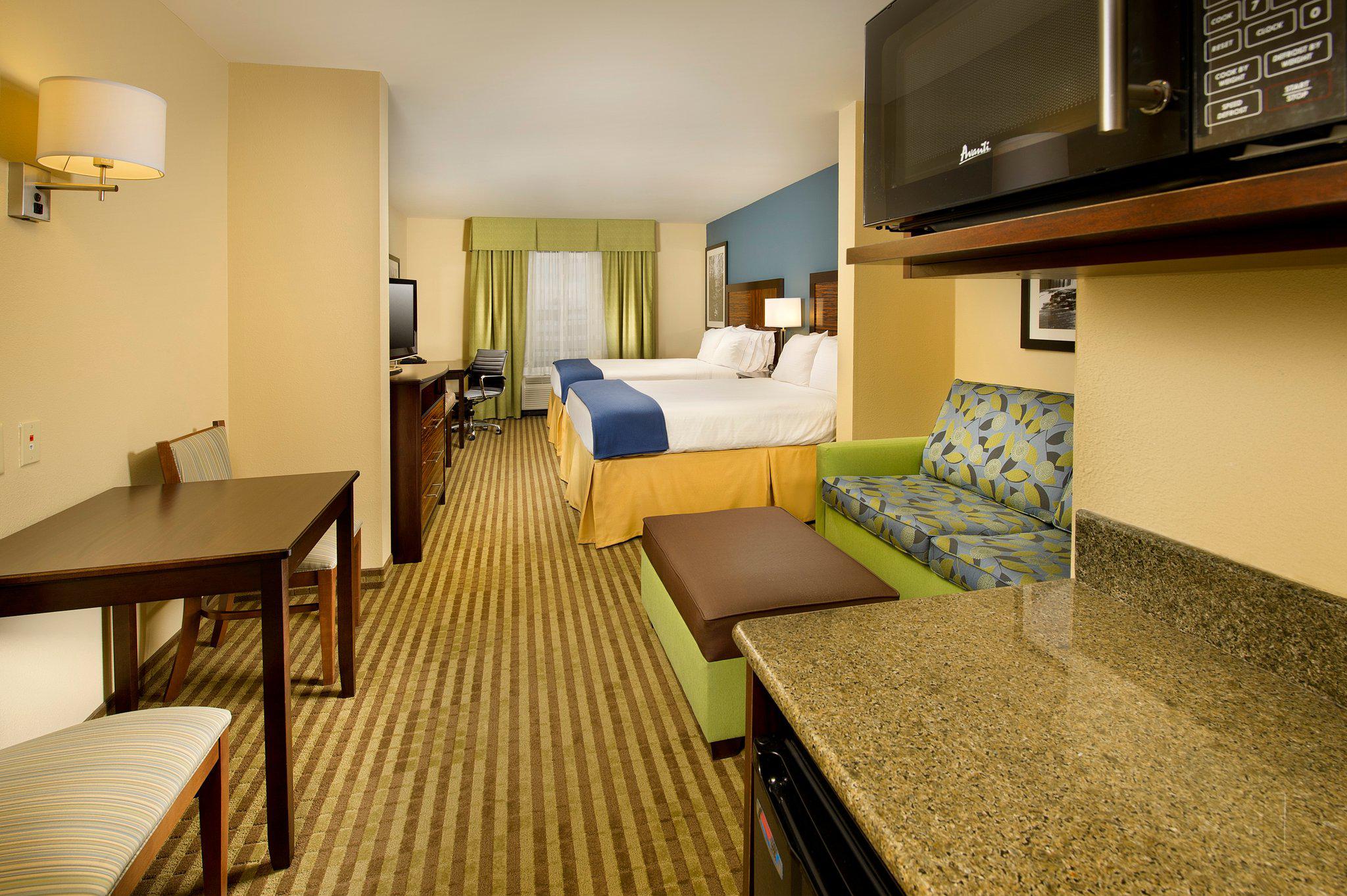 Holiday Inn Express & Suites Tullahoma Photo