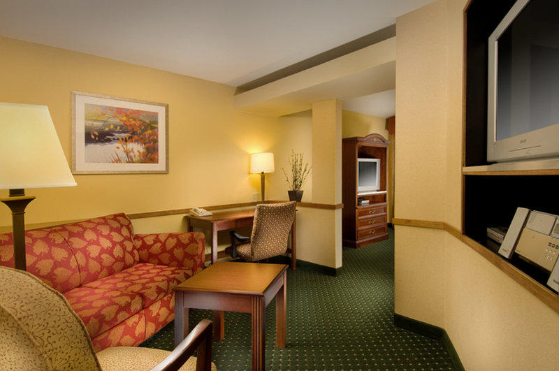 Fairfield Inn & Suites by Marriott Marshall Photo