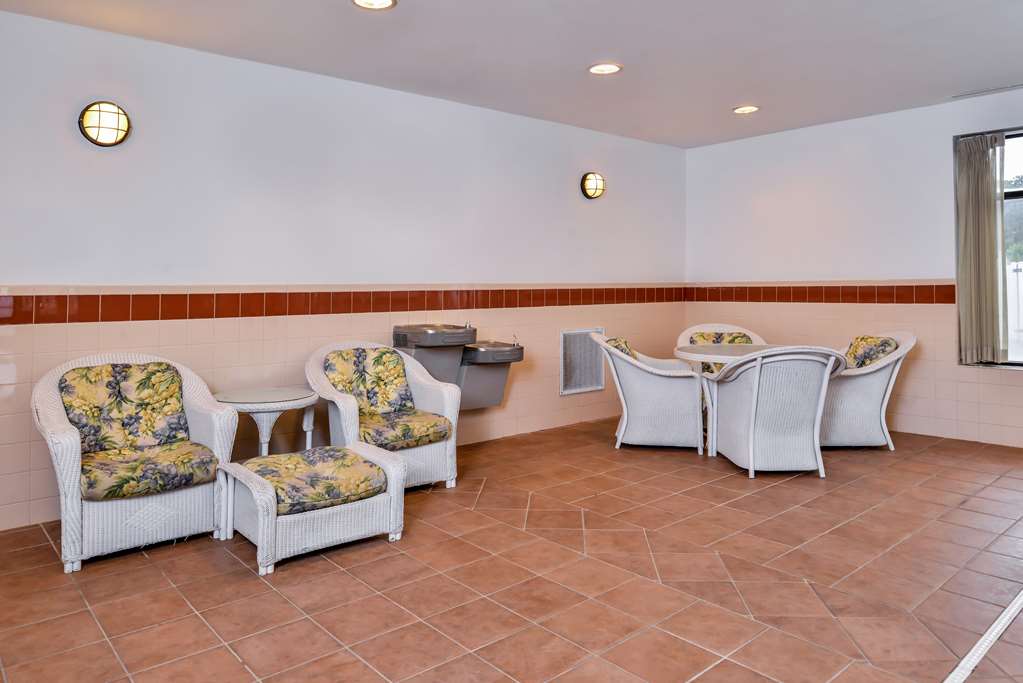 Hampton Inn Emporia Image