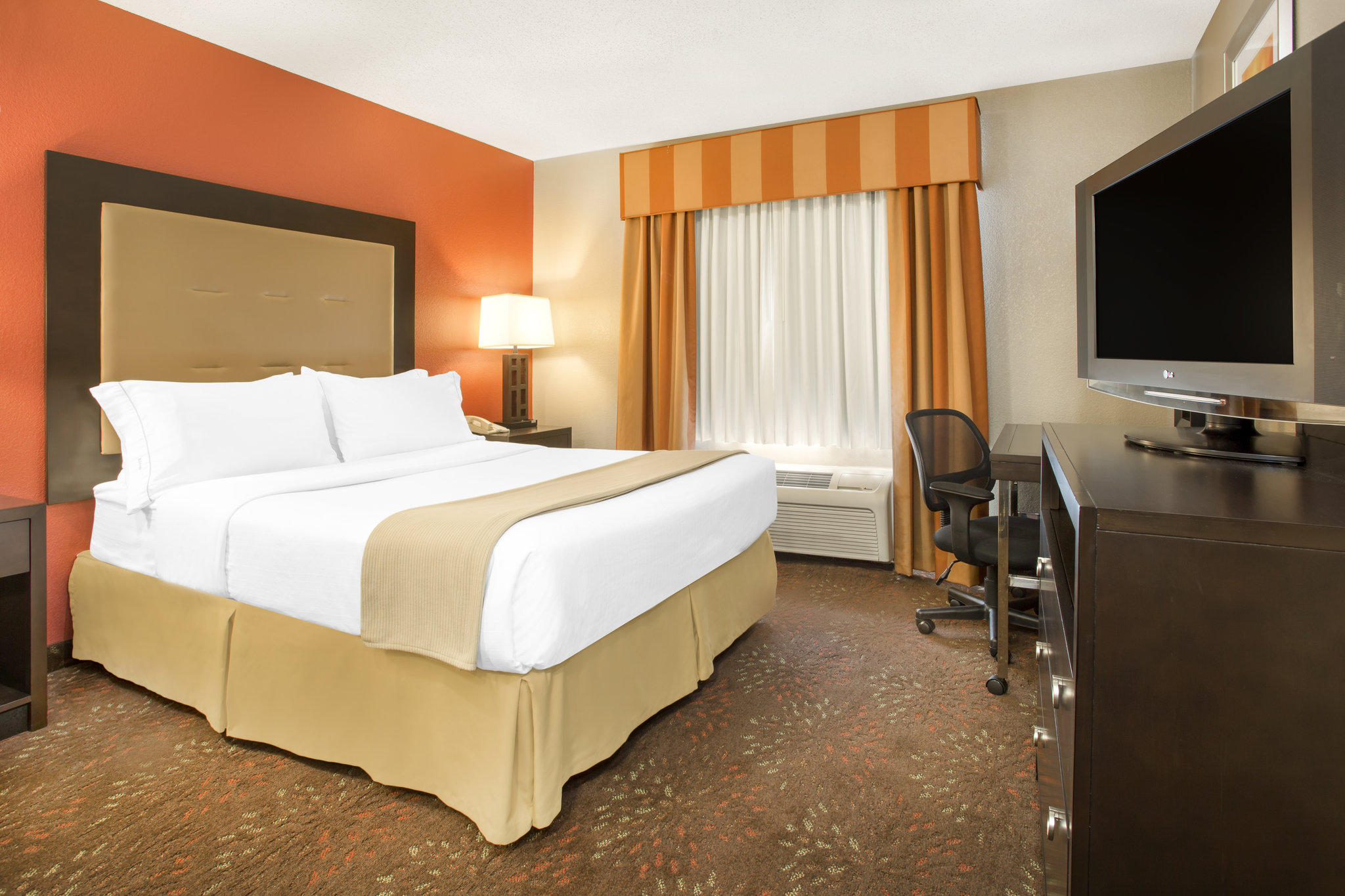 Holiday Inn Express & Suites Muncie Photo