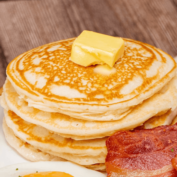 Pancakes with Scrambled Eggs and Bacon / Pancakes Con Huevo Revuelto Y Tocino