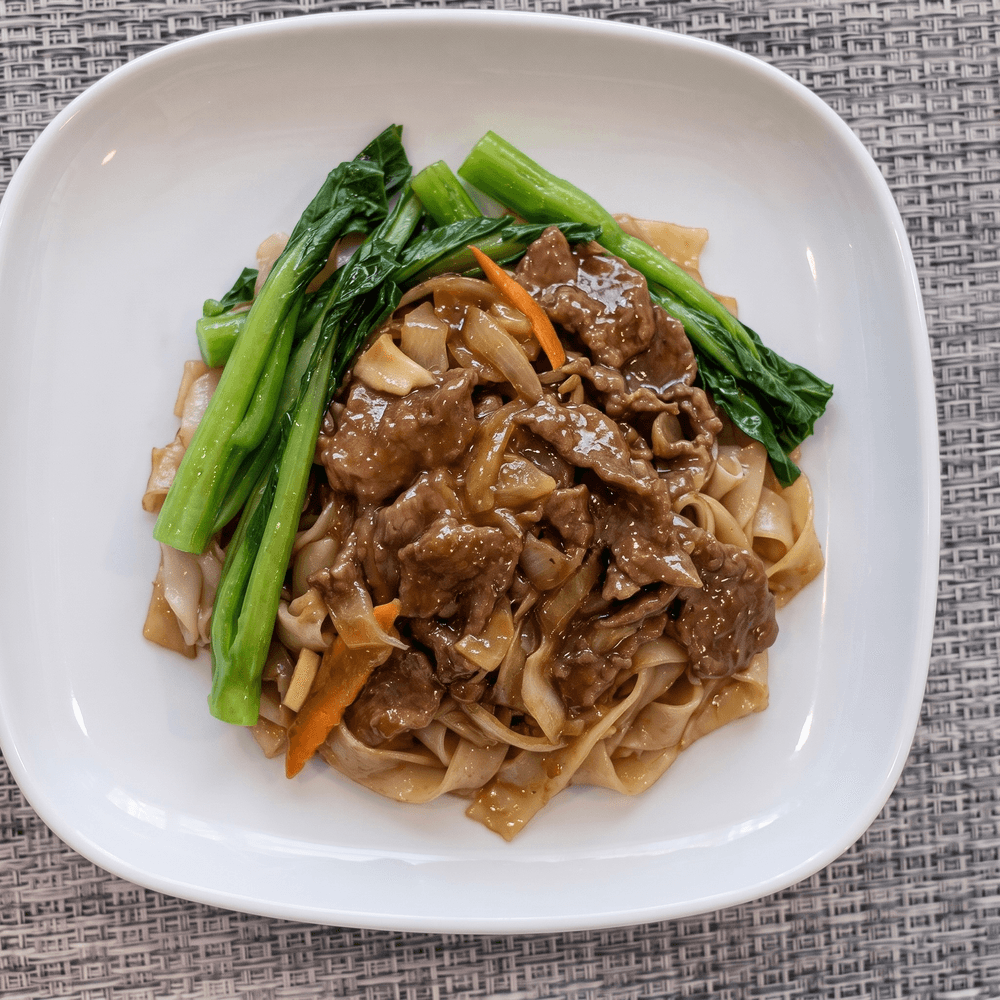 Beef Chow Fun with Tender Green / 時菜炒牛河