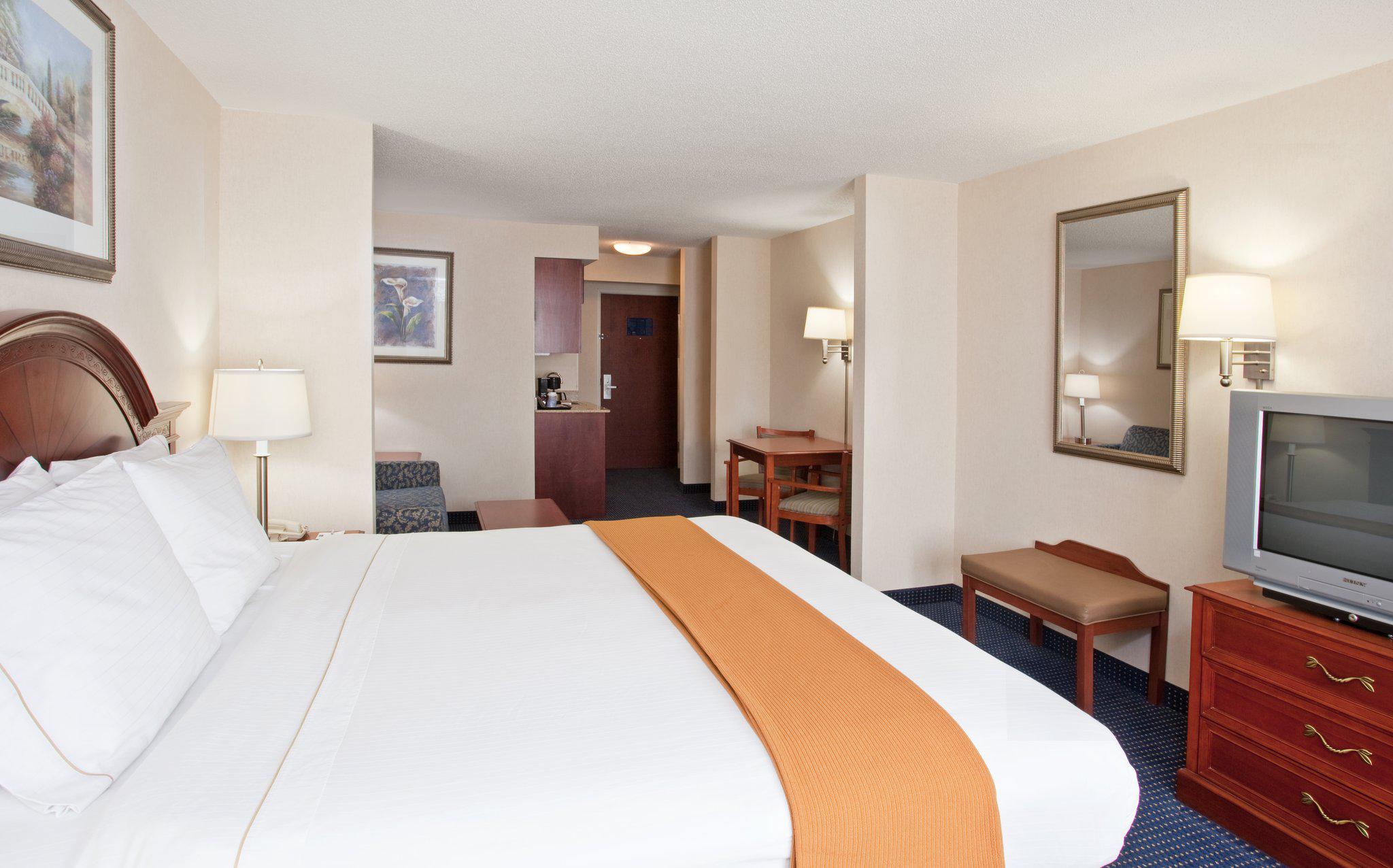 Holiday Inn Express & Suites Cleveland-Richfield Photo