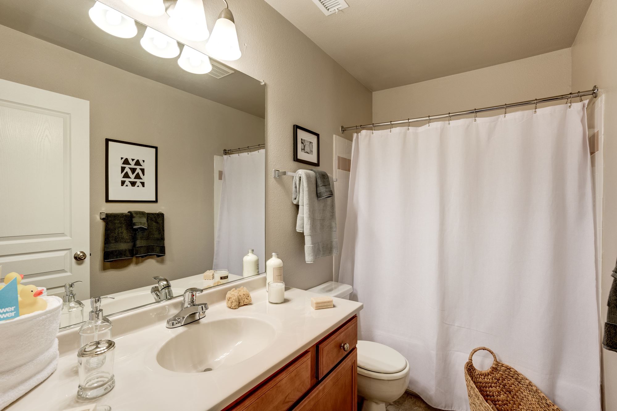 Large bathrooms with high-end finishes