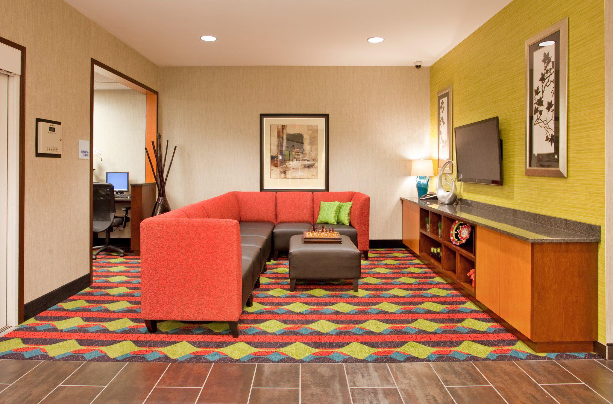 Holiday Inn Express Kearney Photo