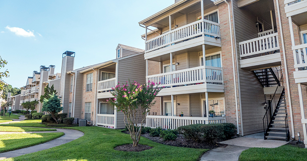 Images Oaks at Greenview Apartments