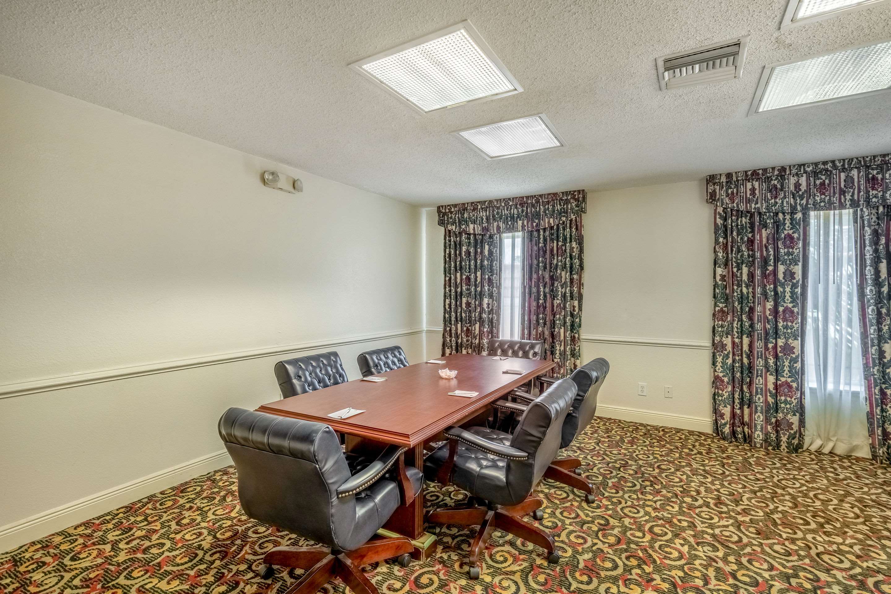 Clarion Inn & Suites Clearwater Central Photo