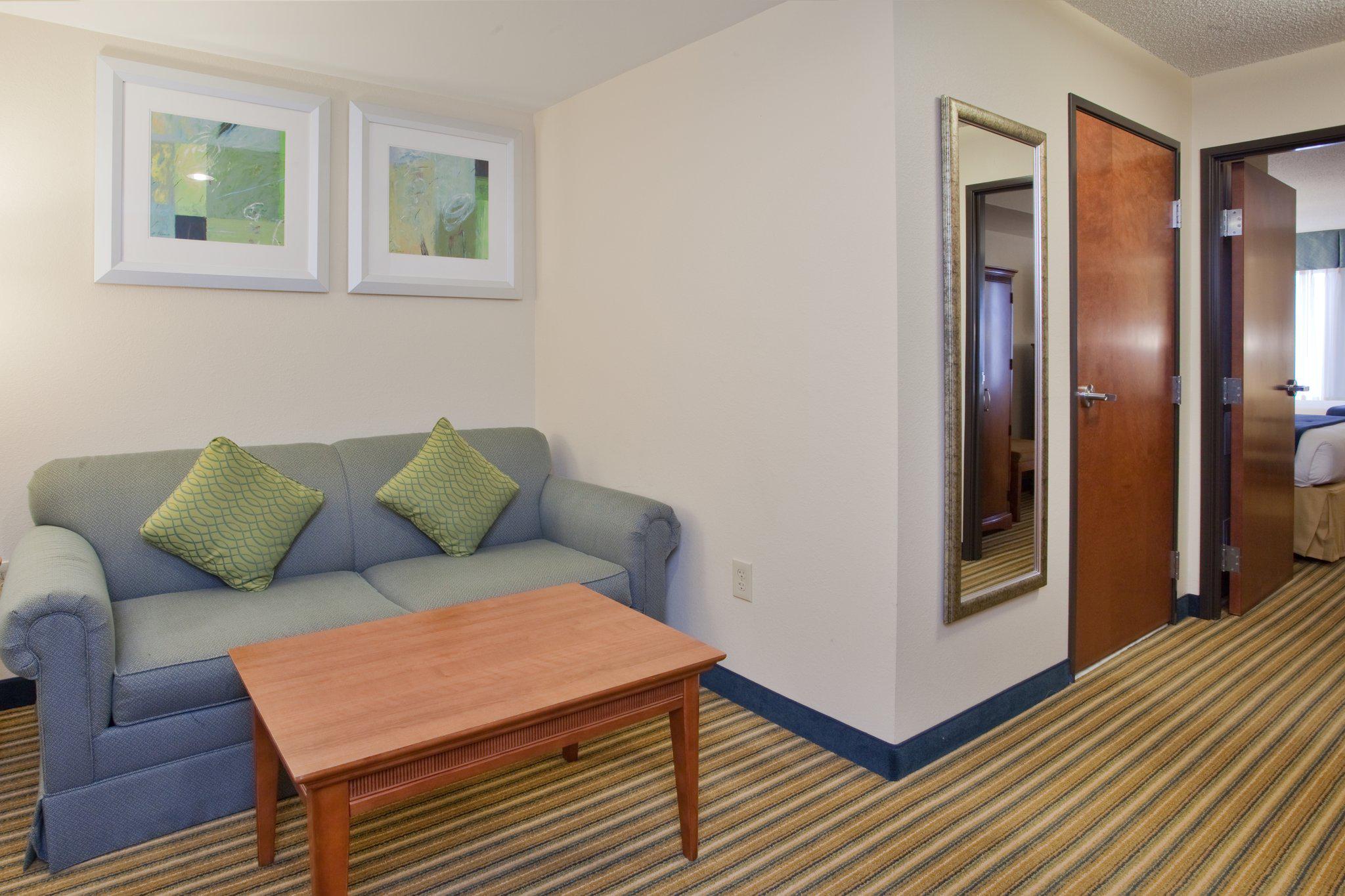 Holiday Inn Express & Suites Fredericksburg Photo