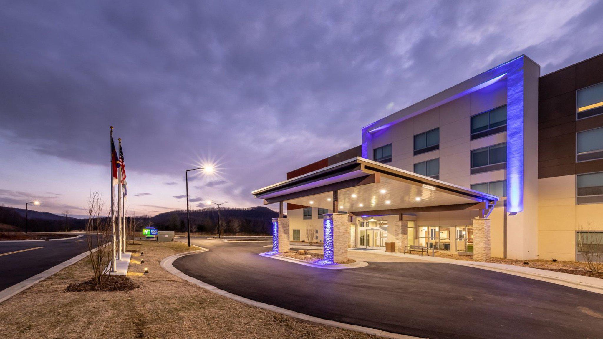 Holiday Inn Express & Suites Marion Photo