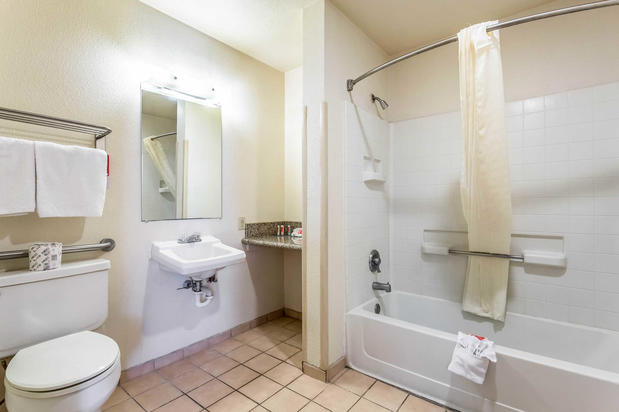 Images Econo Lodge Inn & Suites