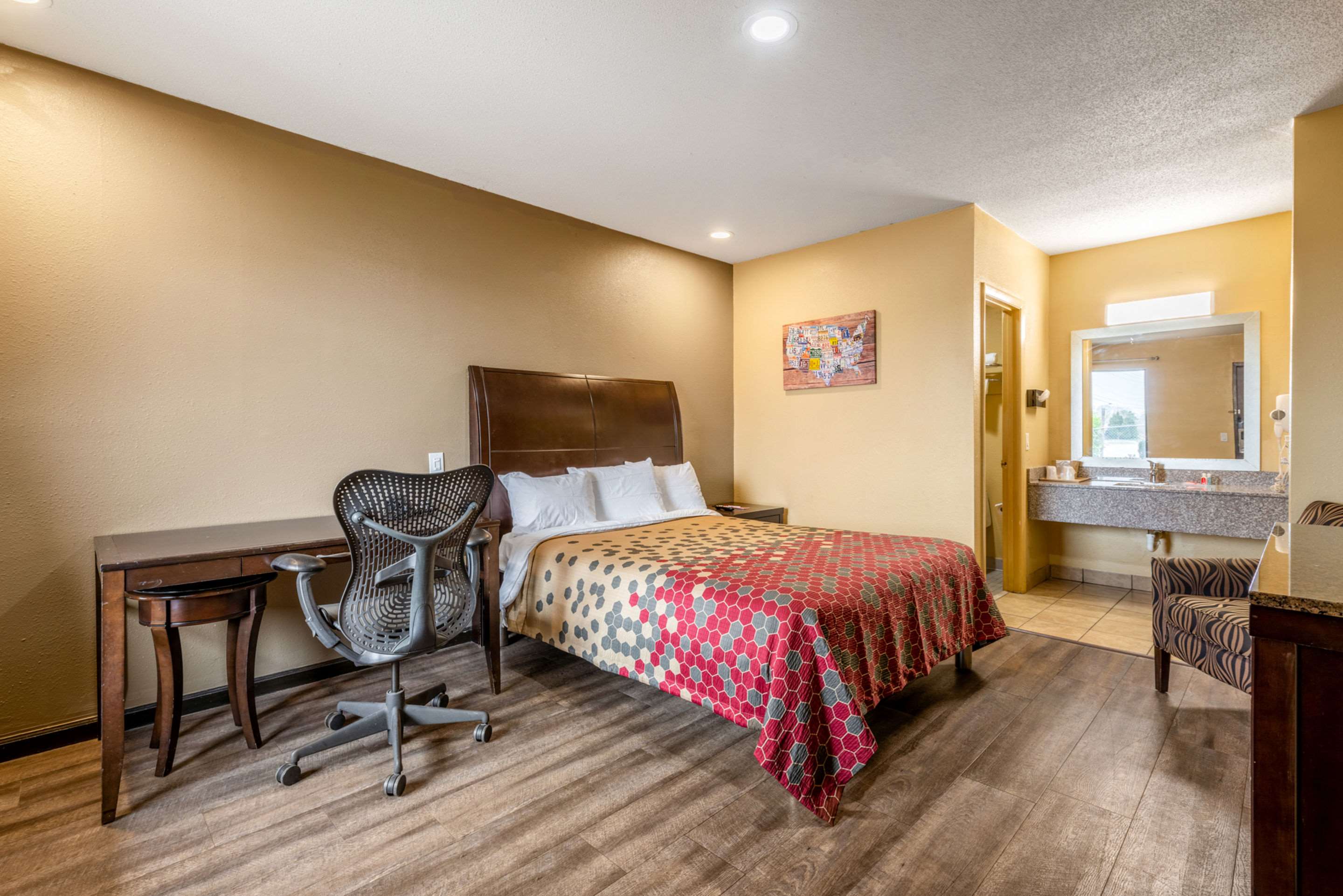 Econo Lodge Inn & Suites Photo