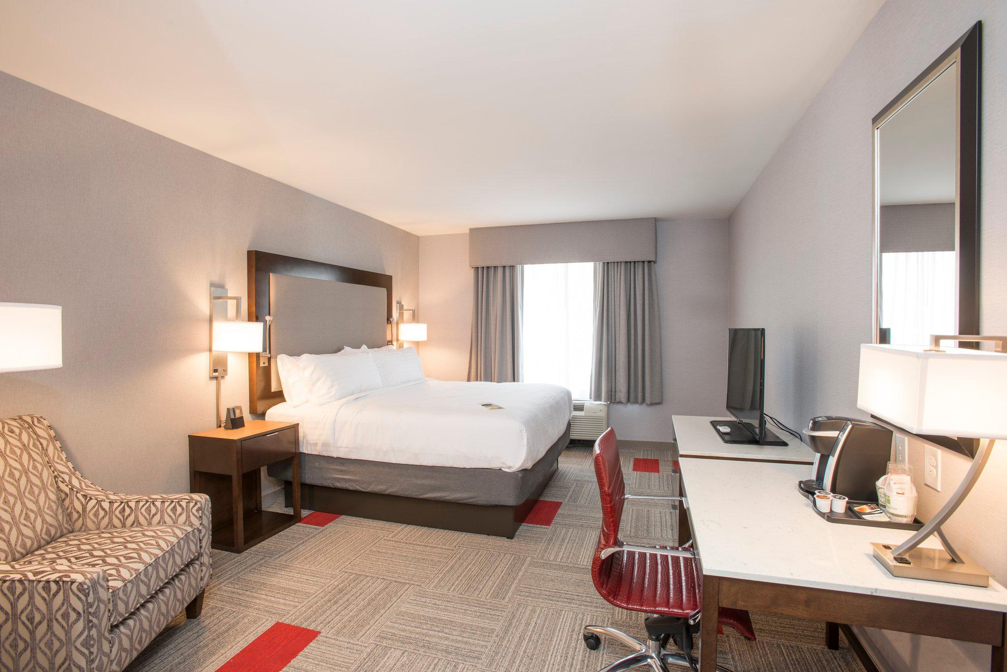 Holiday Inn & Suites Cincinnati Downtown Photo