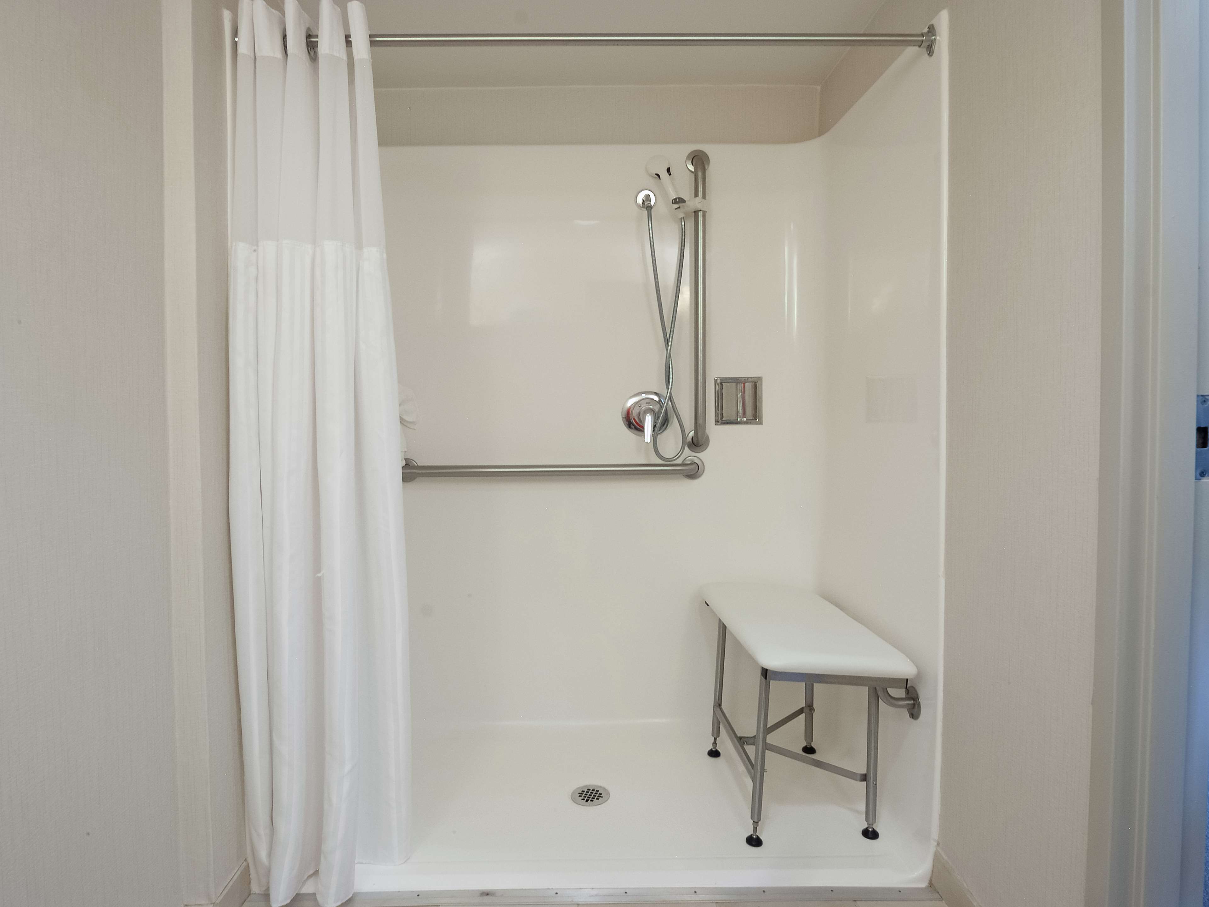 Guest room bath