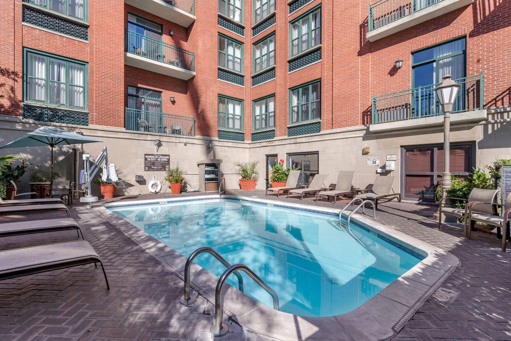 Courtyard by Marriott Savannah Downtown/Historic District Photo