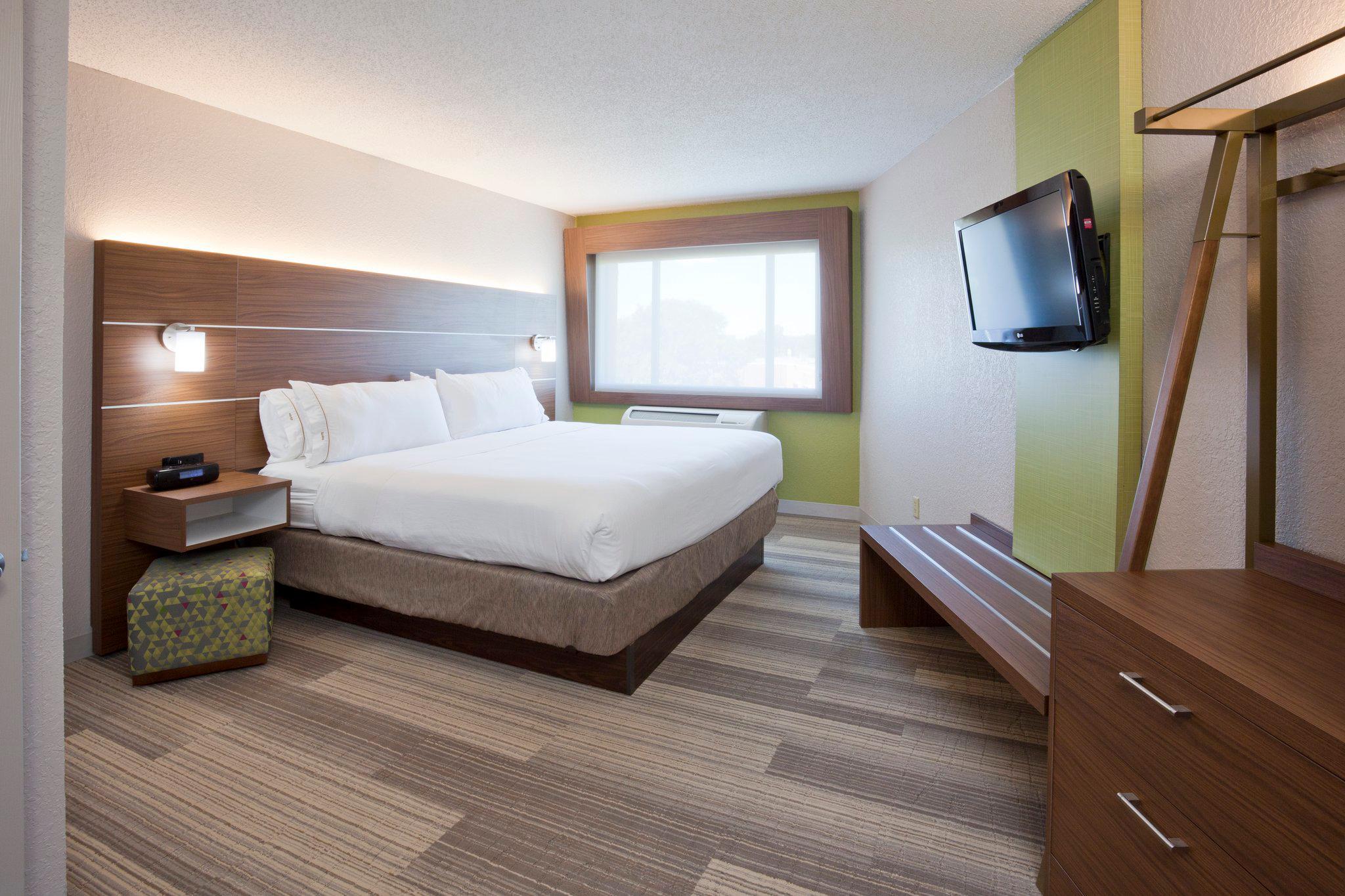 Holiday Inn Express & Suites Minneapolis (Golden Valley) Photo
