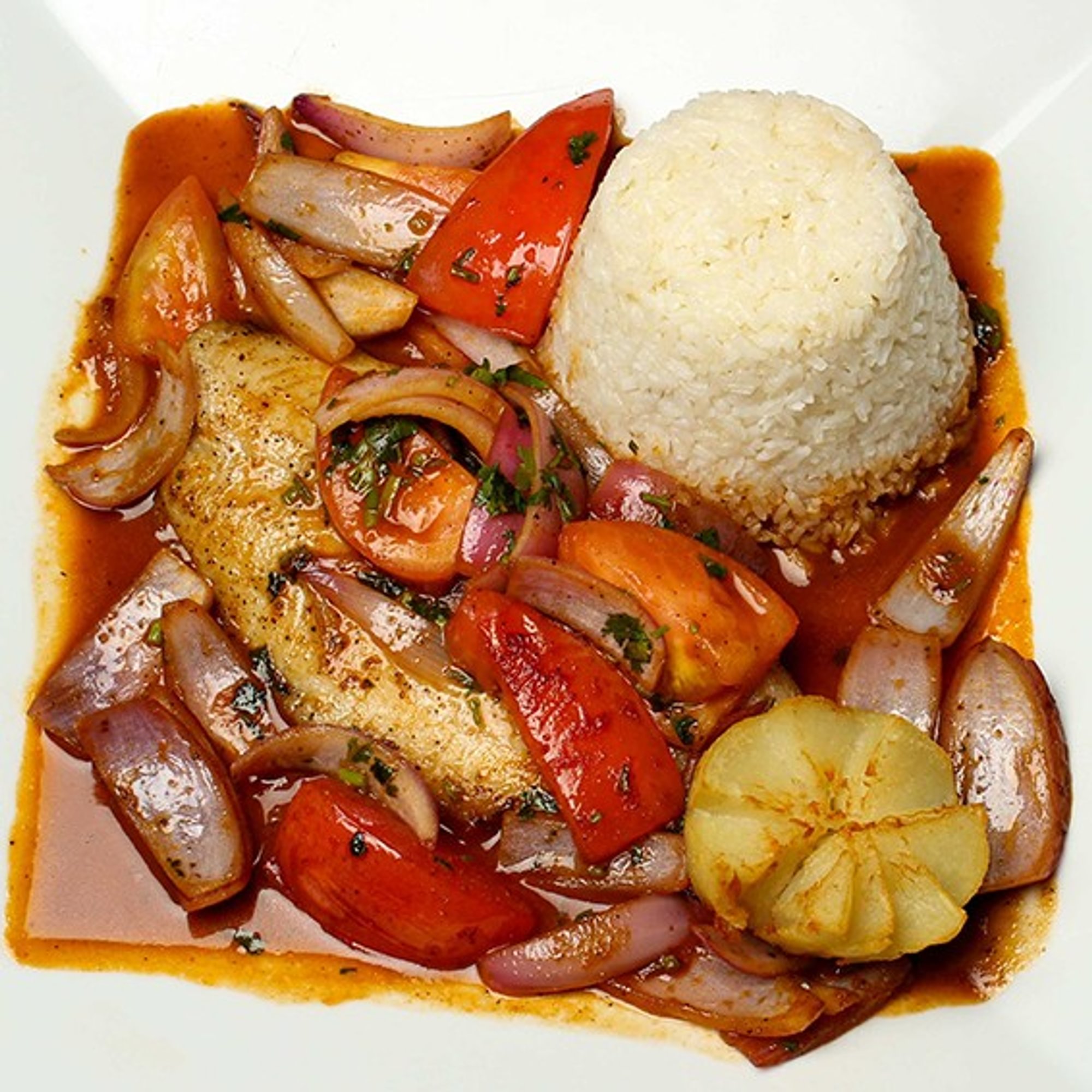 Filete de Pescado a la Chorrillana con Camarones