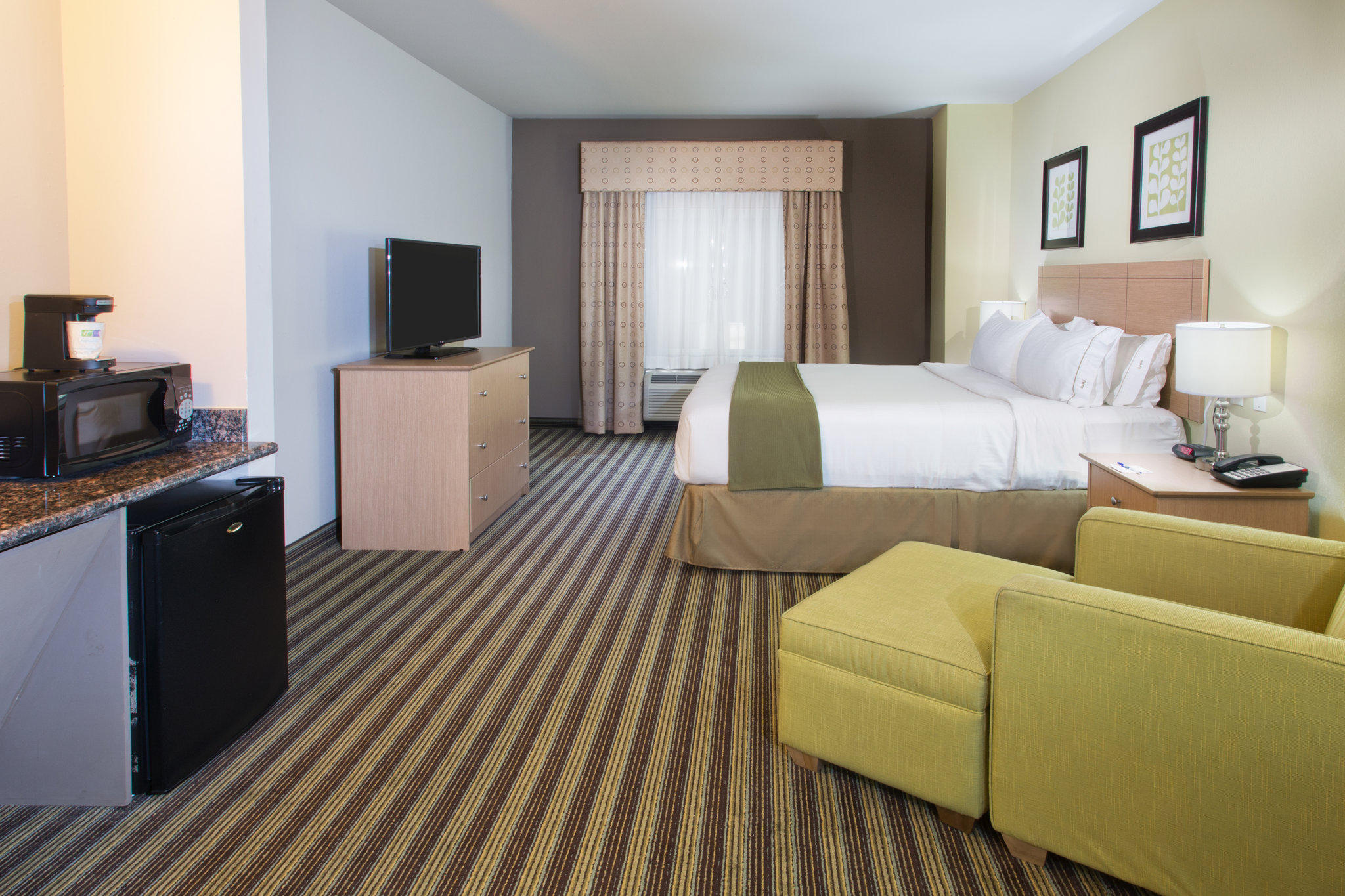 Holiday Inn Express & Suites Alvarado Photo