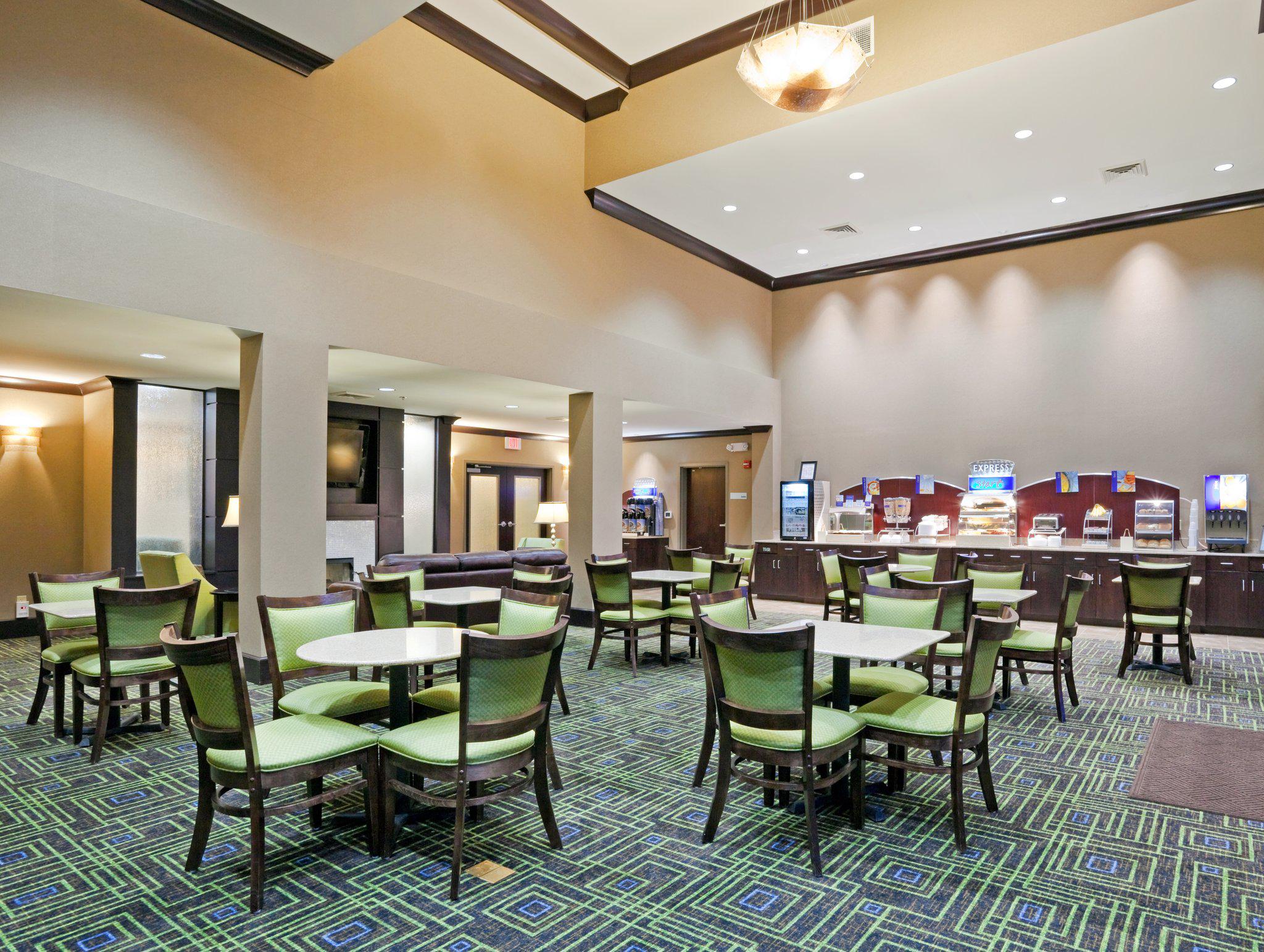 Holiday Inn Express & Suites Opelika Auburn Photo