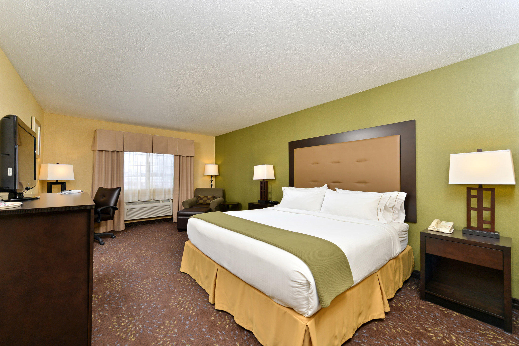 Holiday Inn Express & Suites Charlotte Photo