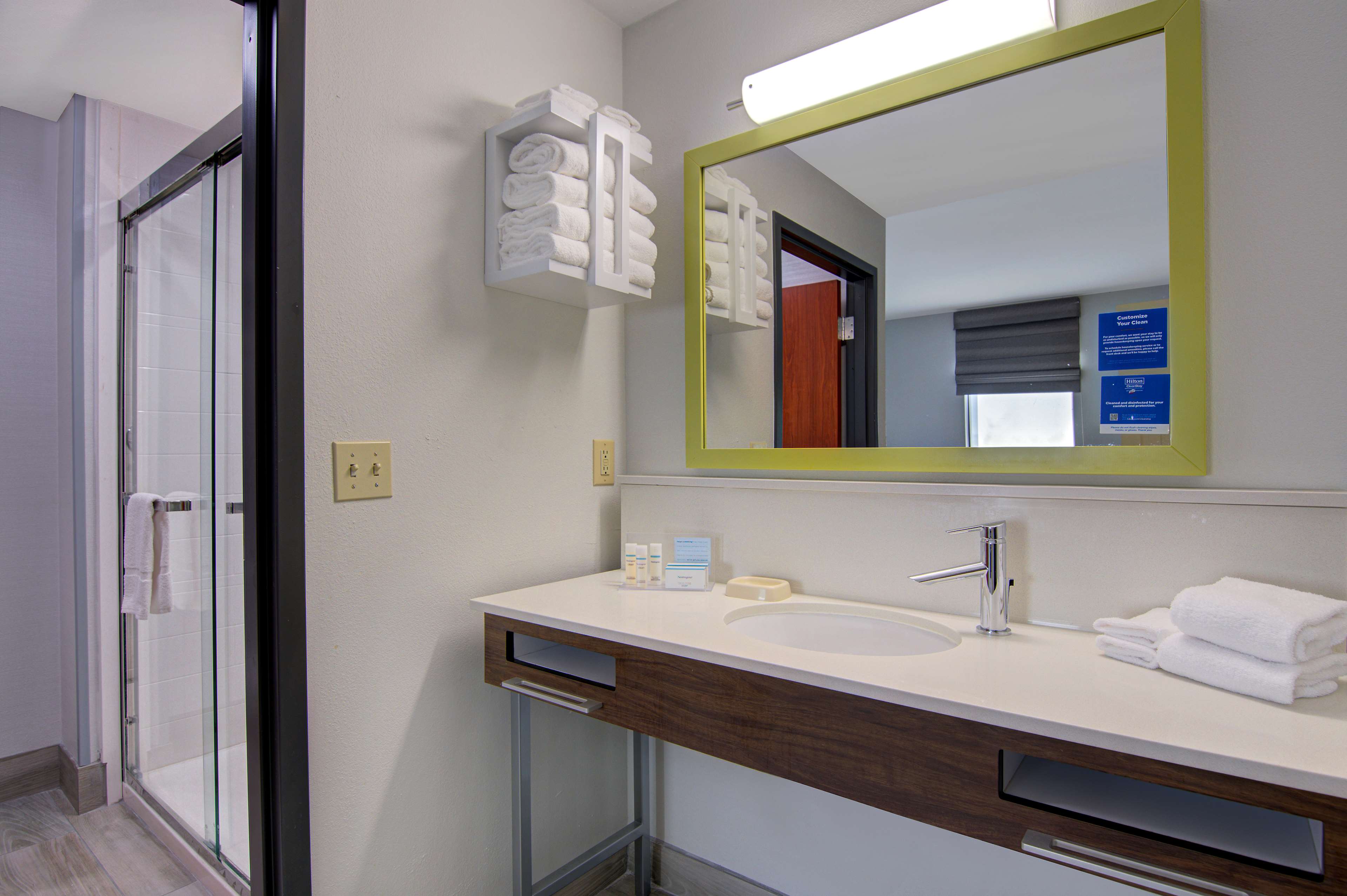 Guest room bath