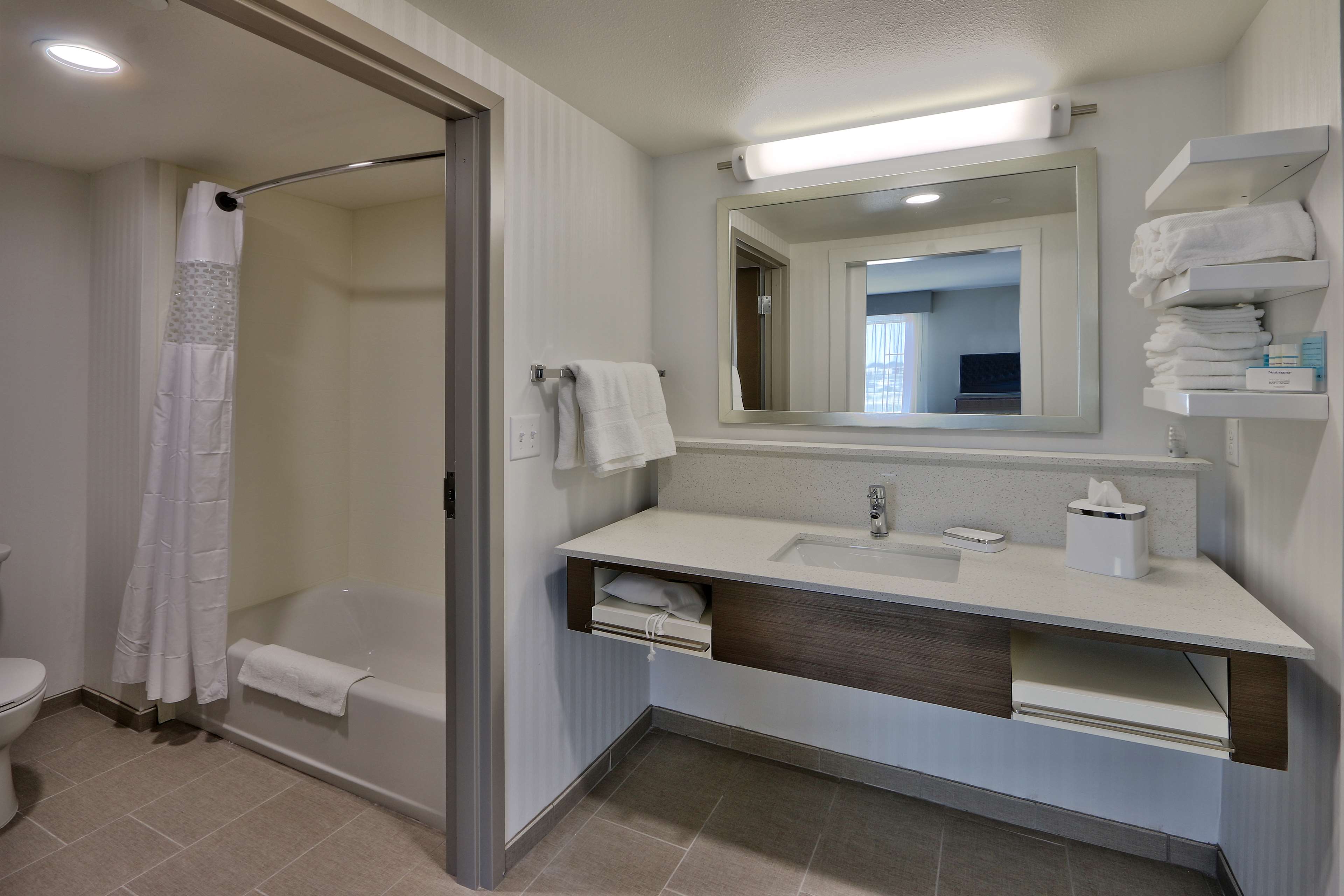 Guest room bath