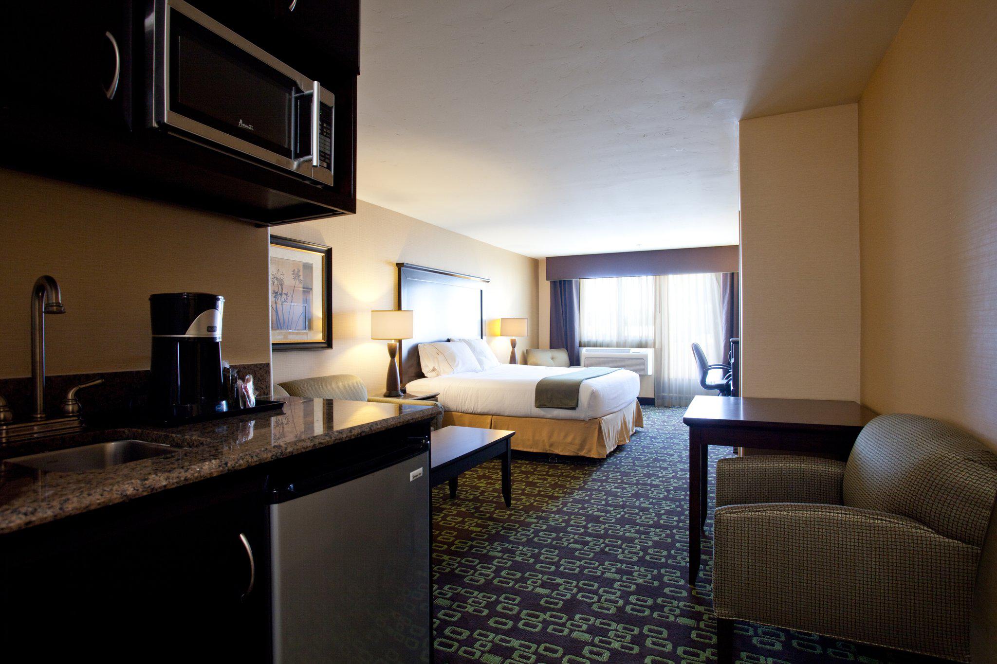 Holiday Inn Express & Suites Woodland Hills Photo