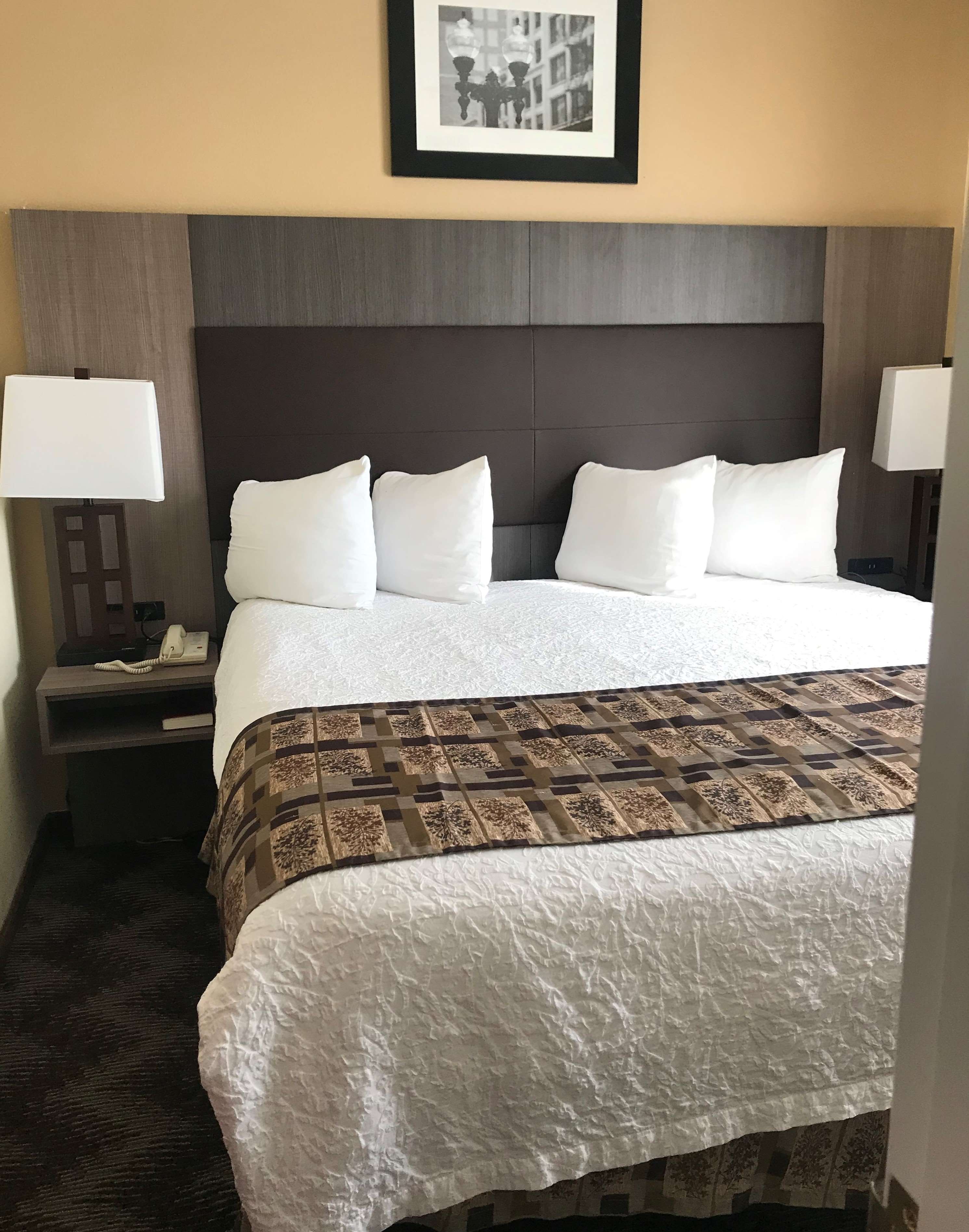 Best Western Airport Suites Photo