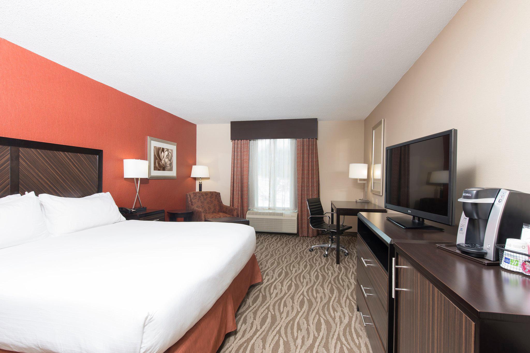 Holiday Inn Express & Suites Grand Rapids-North Photo