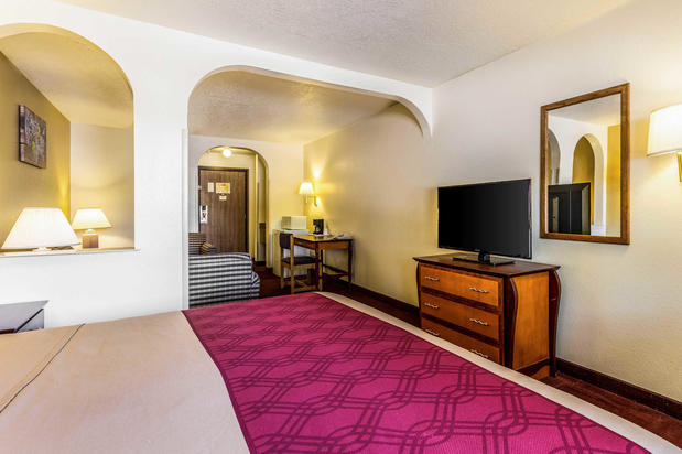 Images Econo Lodge Inn & Suites