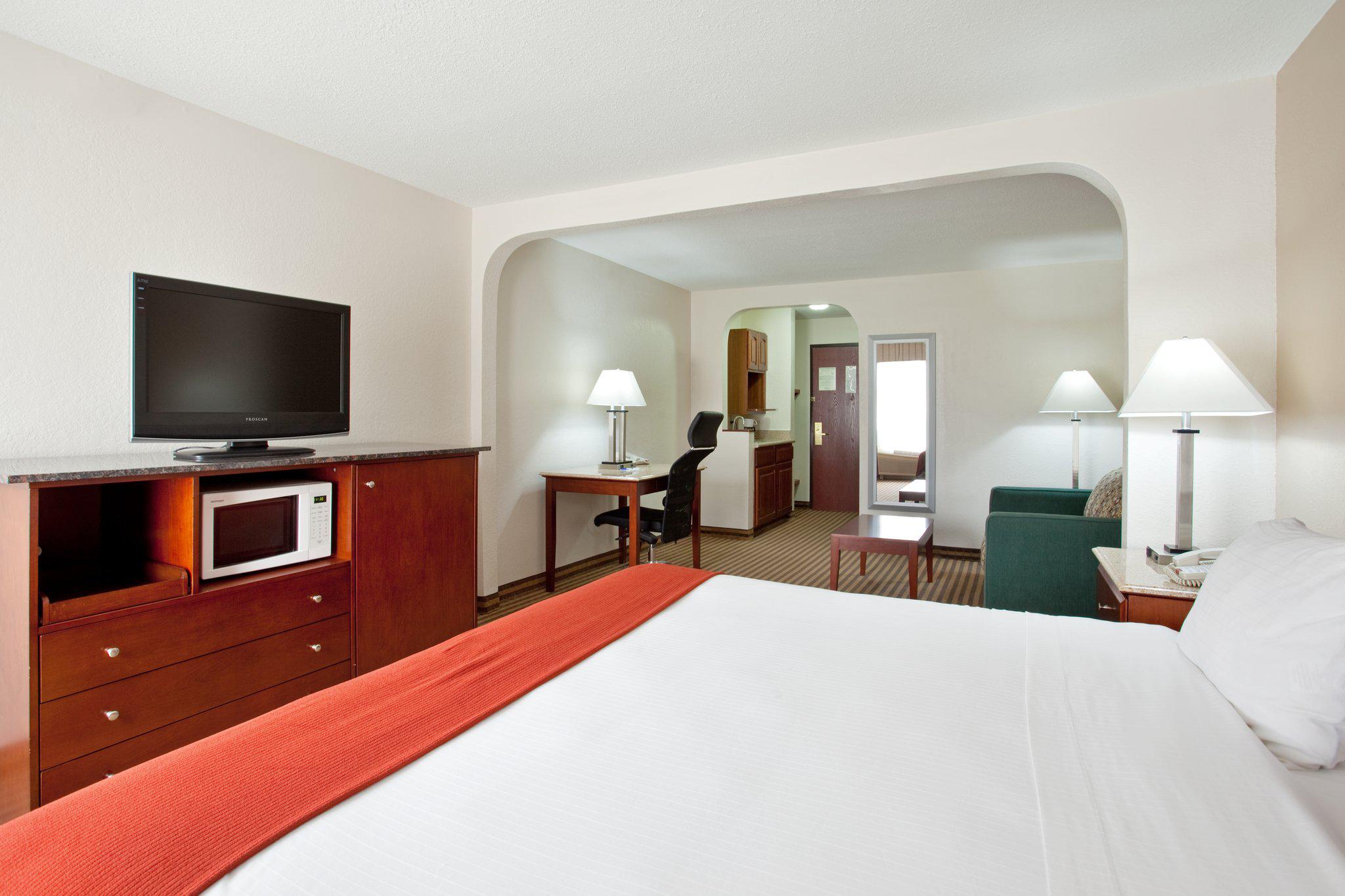 Holiday Inn Express & Suites Three Rivers Photo