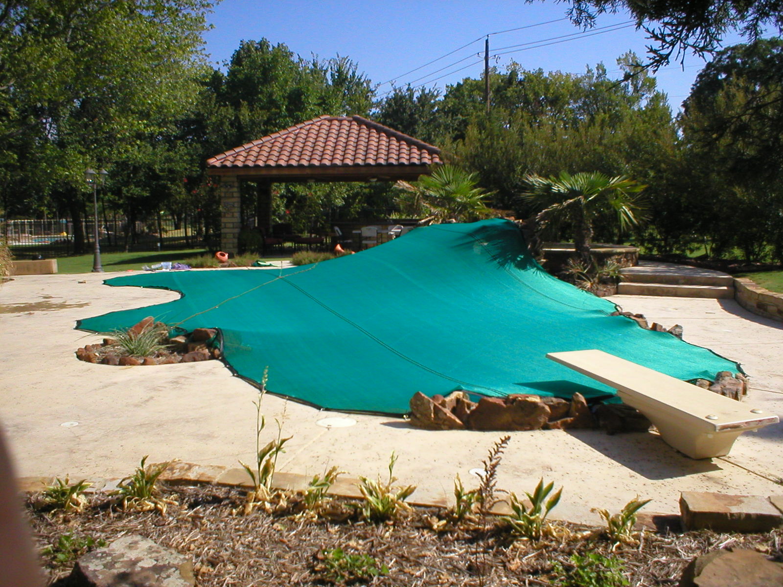 The Katchaleaf winter pool cover in alpine green.