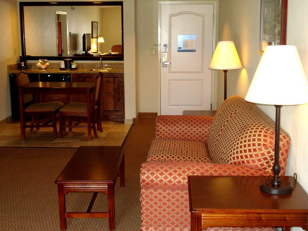 Hampton Inn Emporia Image