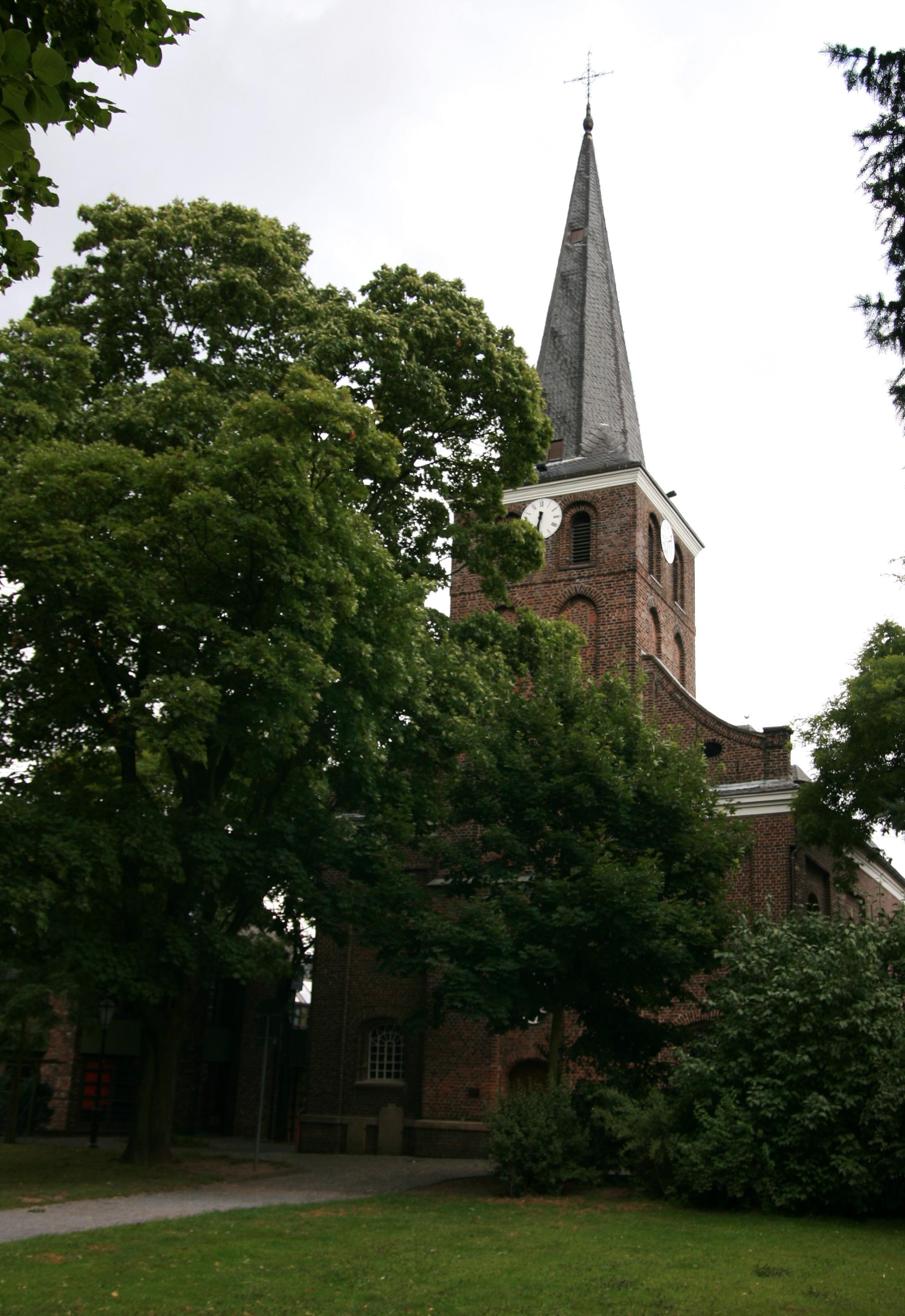 Die Dorfkirche in Vluyn wurde im 13. Jahrhundert als Kapelle erbaut und erhielt 1450 ihren Glockenturm. Seit 1580 ist sie evangelisch und seit 1614 eigenständige Pfarrkirche. Im Jahre 1715 wurde am selben Ort unser heutiges Kirchenschiff errichtet, der Ki