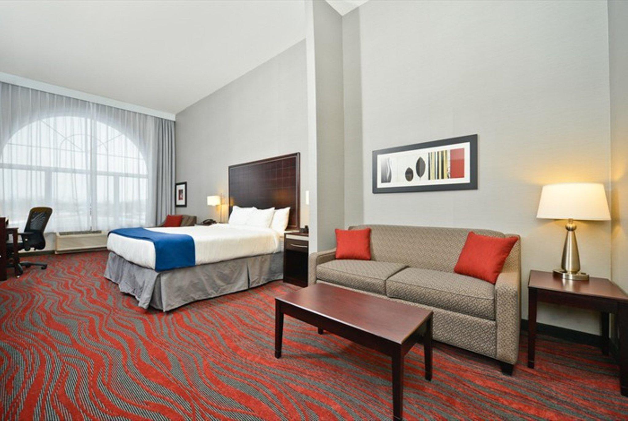 Holiday Inn Express & Suites Utica Photo