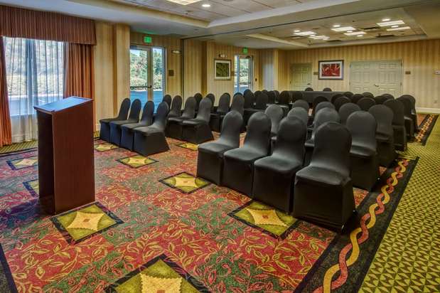 Images Hilton Garden Inn Birmingham/Lakeshore Drive
