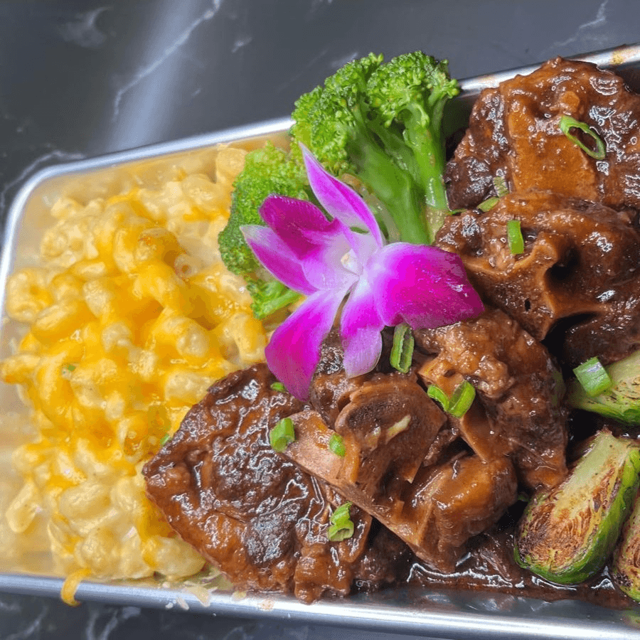 Sizzling Mac & Cheese Oxtails