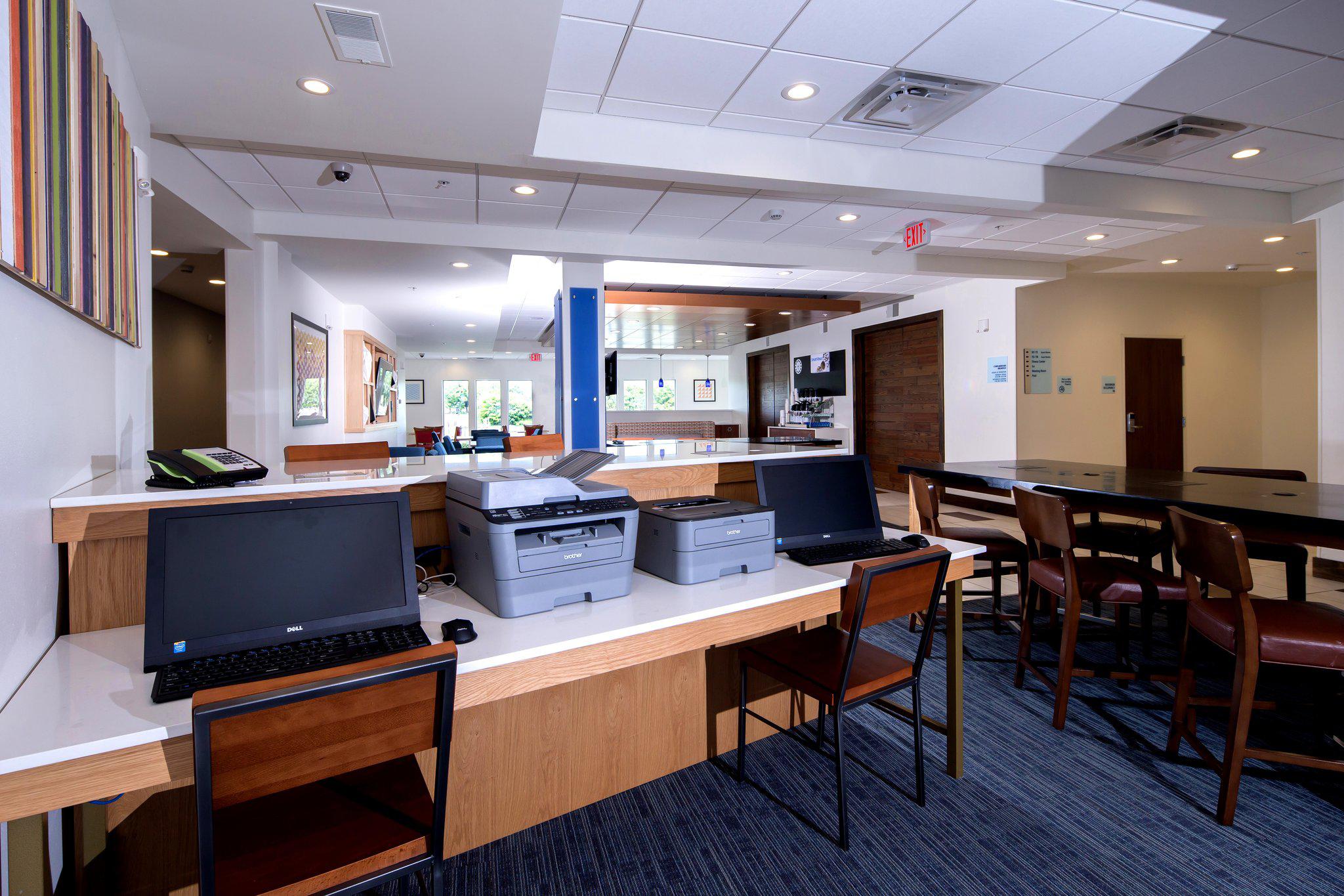 Holiday Inn Express & Suites la Porte Photo