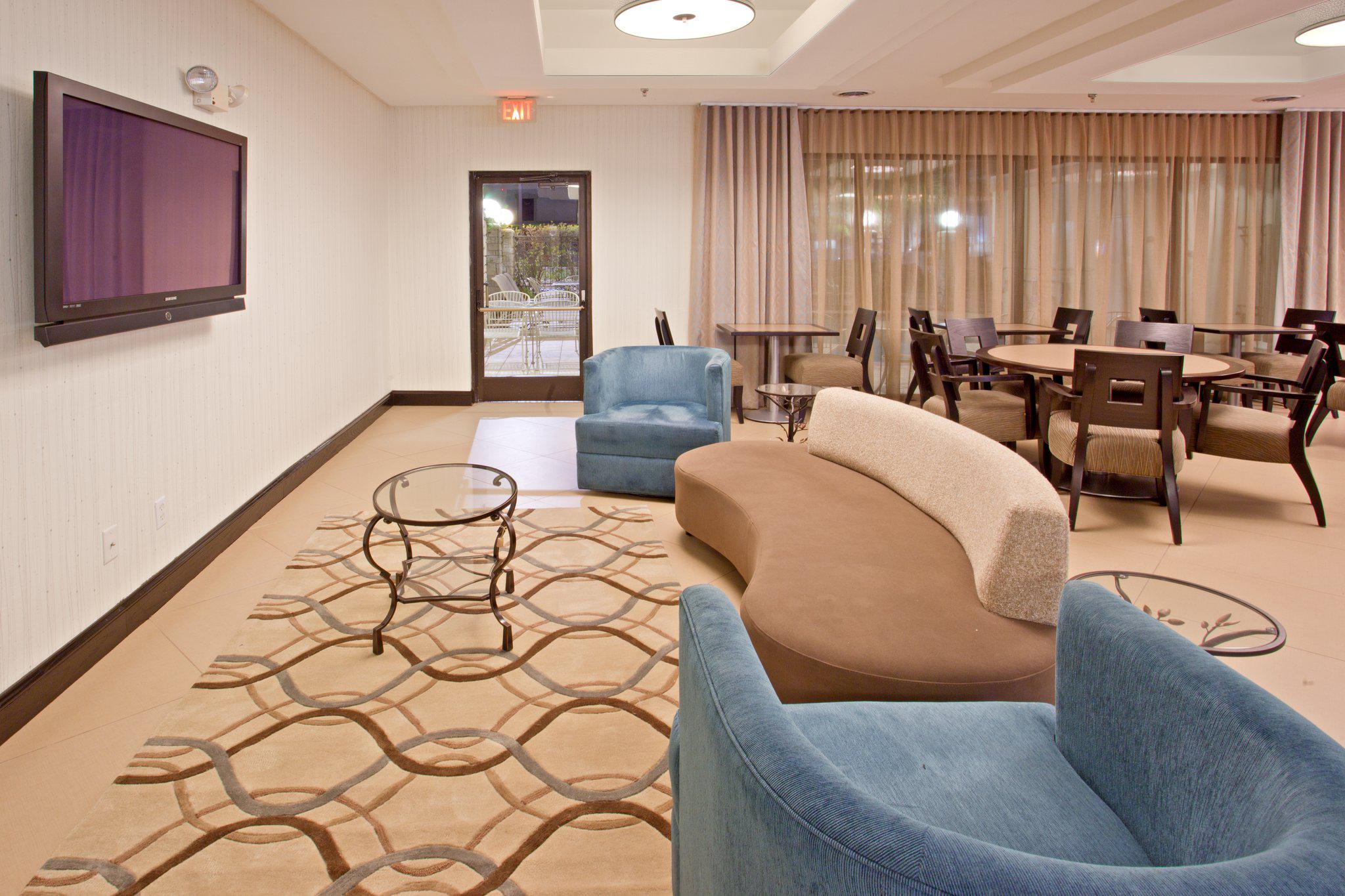 Holiday Inn Express & Suites College Station Photo