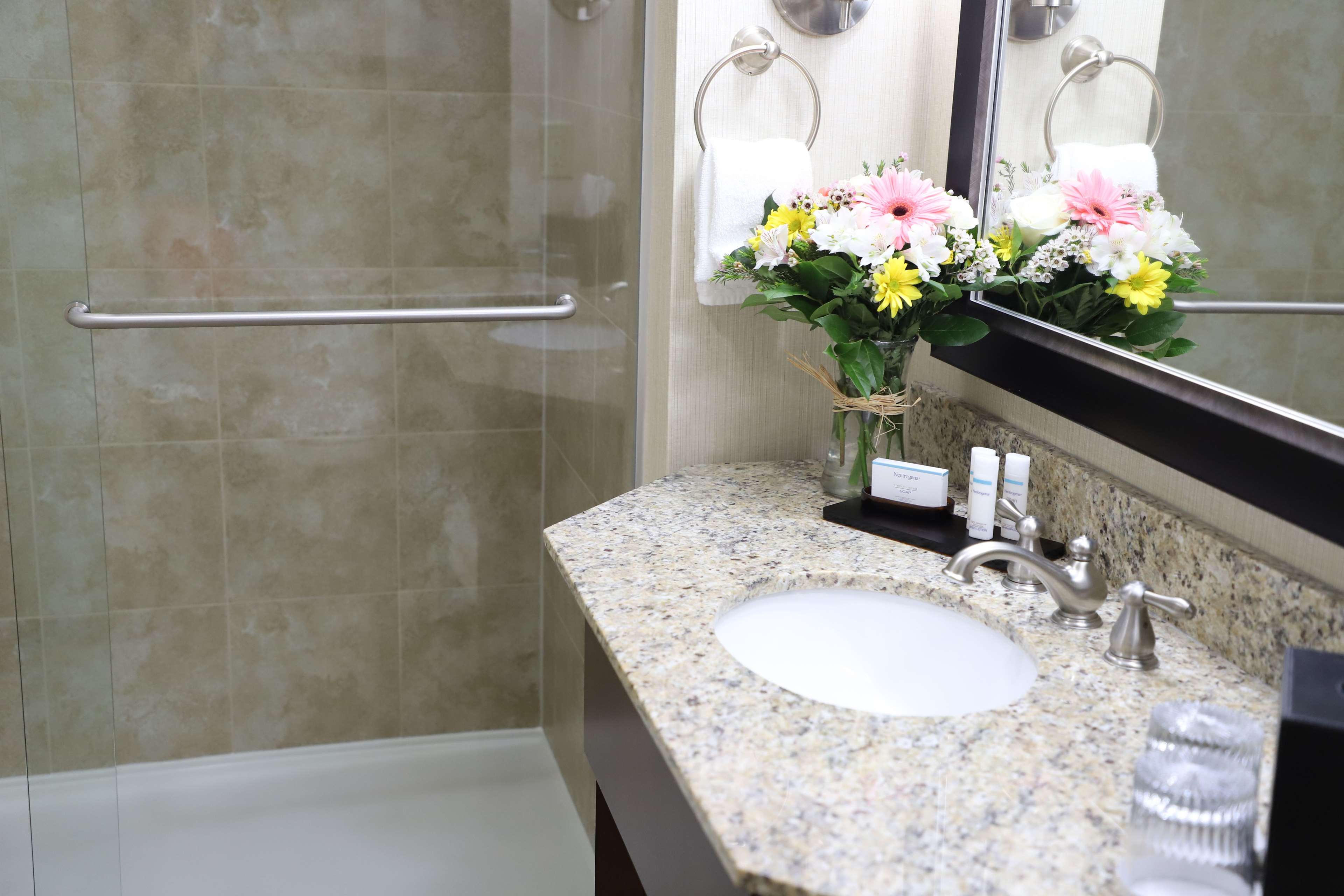 Guest room bath