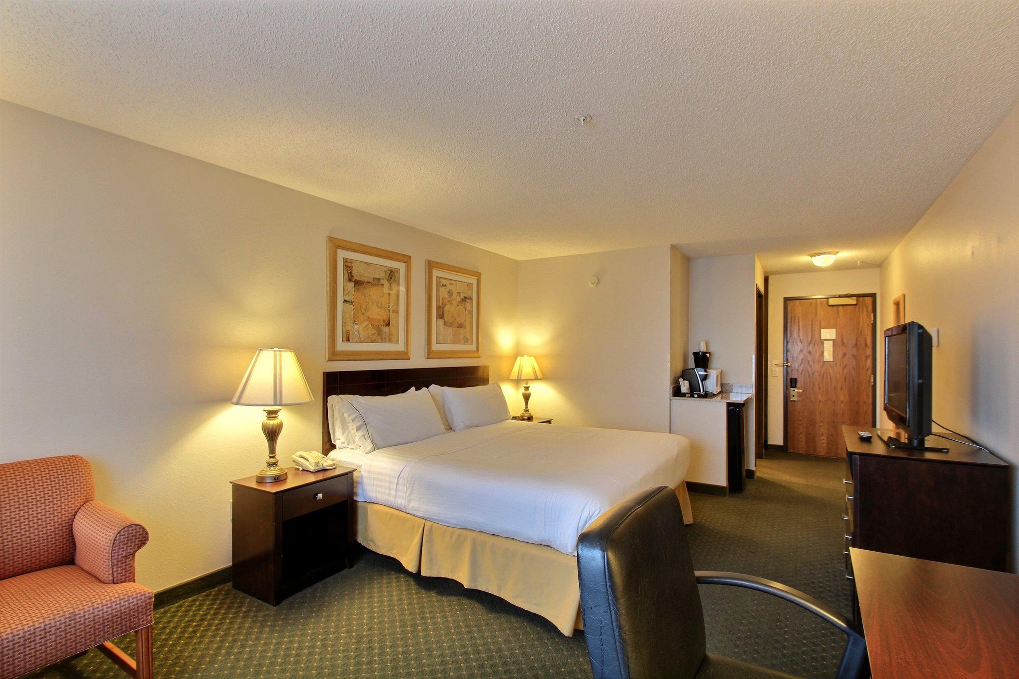 Holiday Inn Express & Suites Oshkosh-Sr 41 Photo